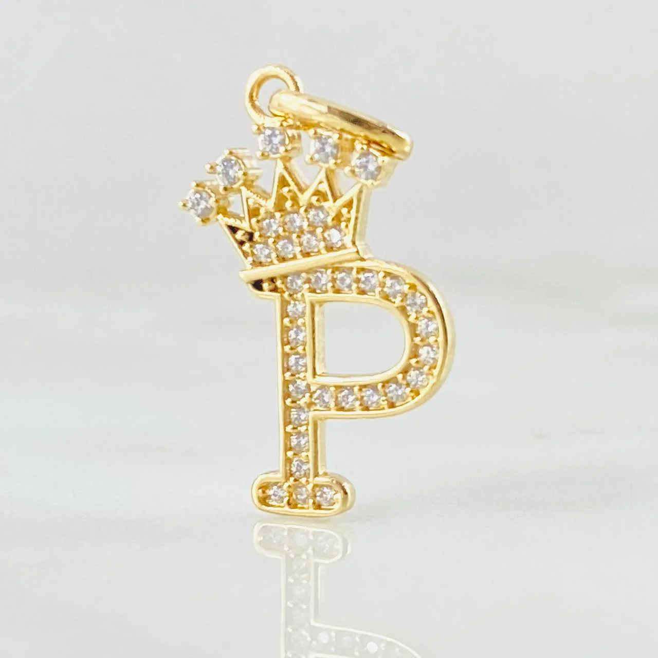 Dije Corona Letra P 1.75gr / 1 in / Oro Amarillo 18K