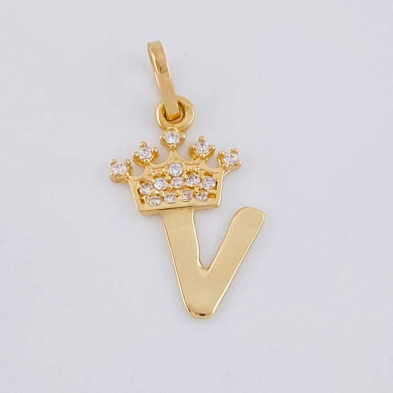 Dije Corona Letra V 0.8 g / 3/4 in Oro Amarillo 18K