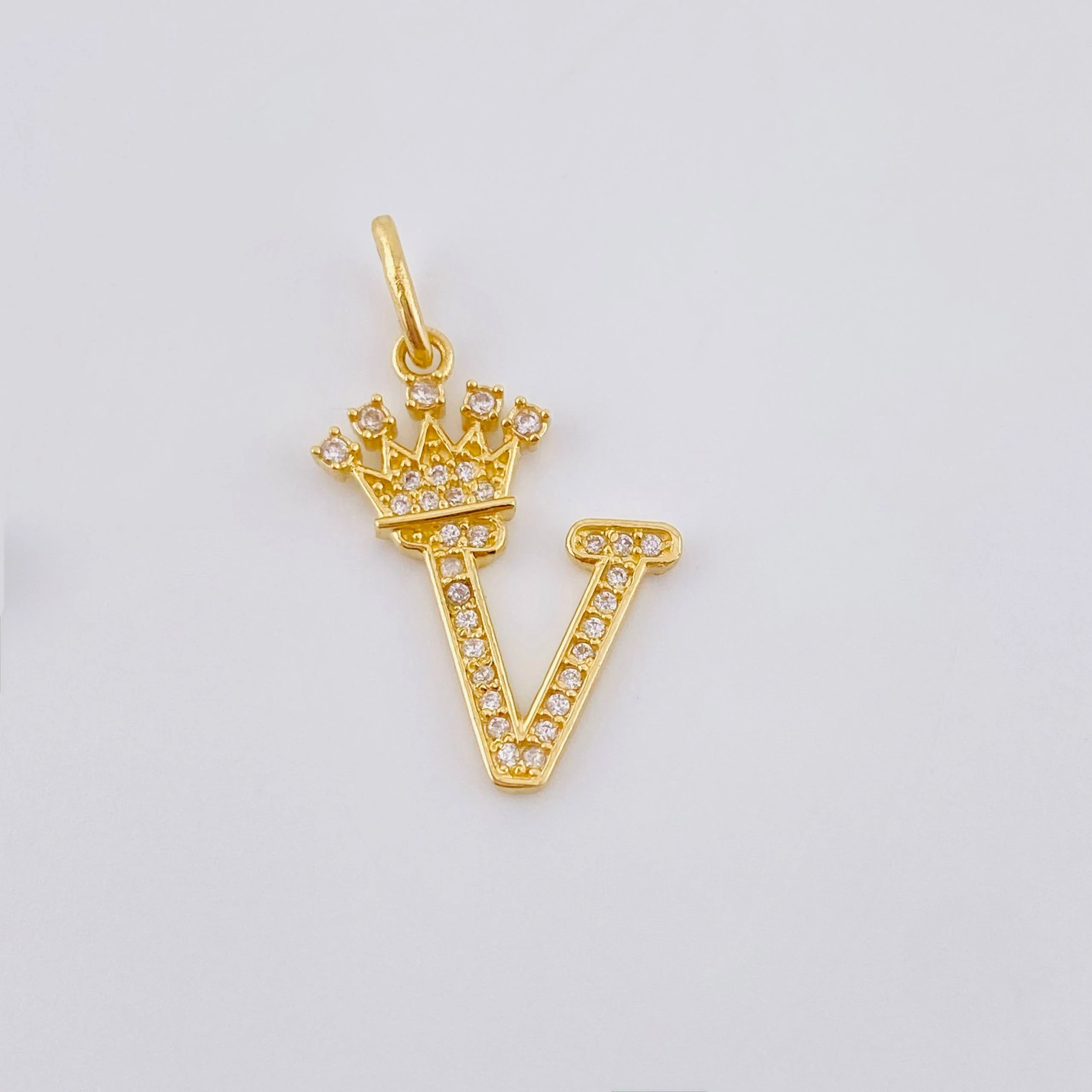 Dije Corona Letra V 1.7 g / 1 in Oro Amarillo 18K - Image 5
