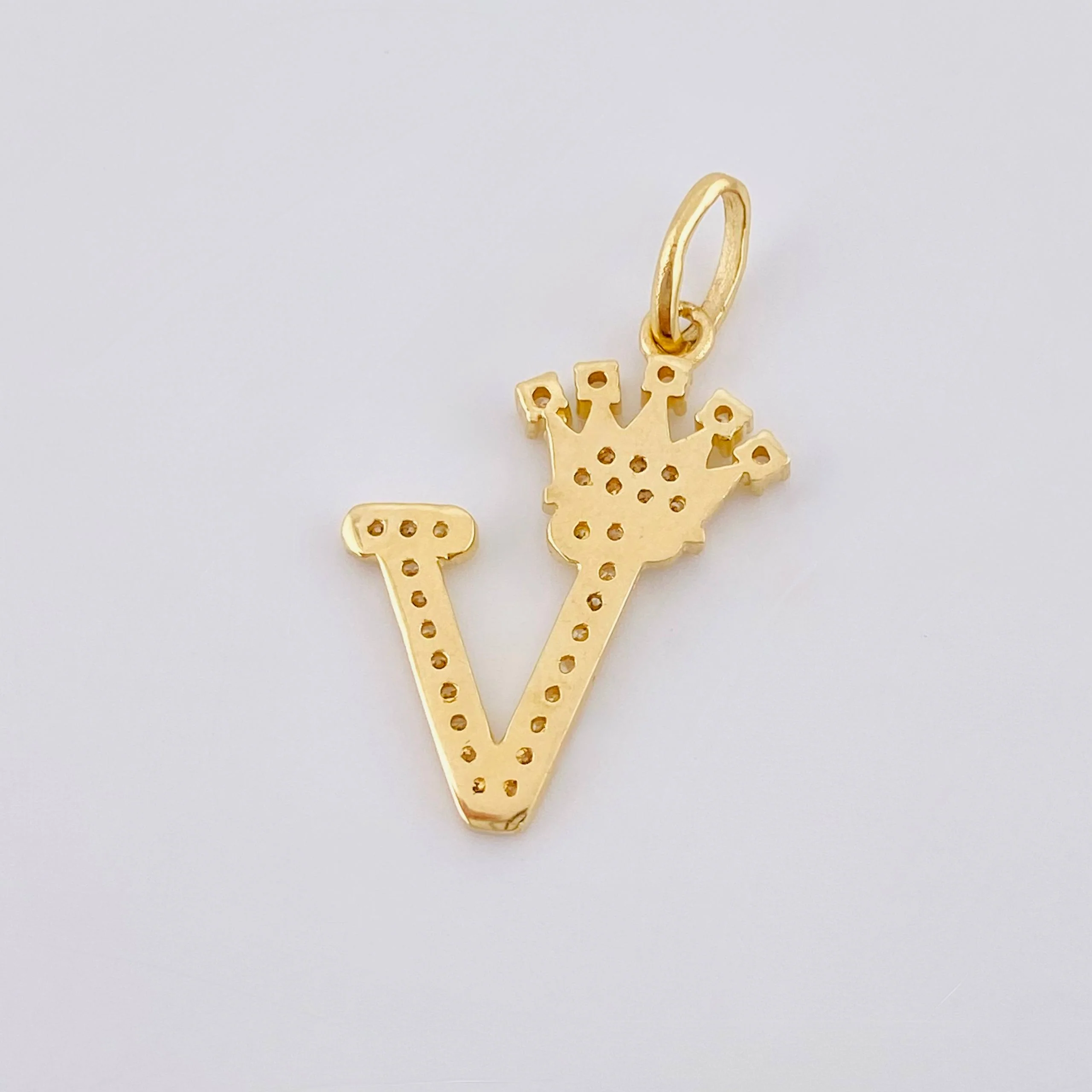 Dije Corona Letra V 1.75gr / 1 in / Oro Amarillo 18K * - Image 4