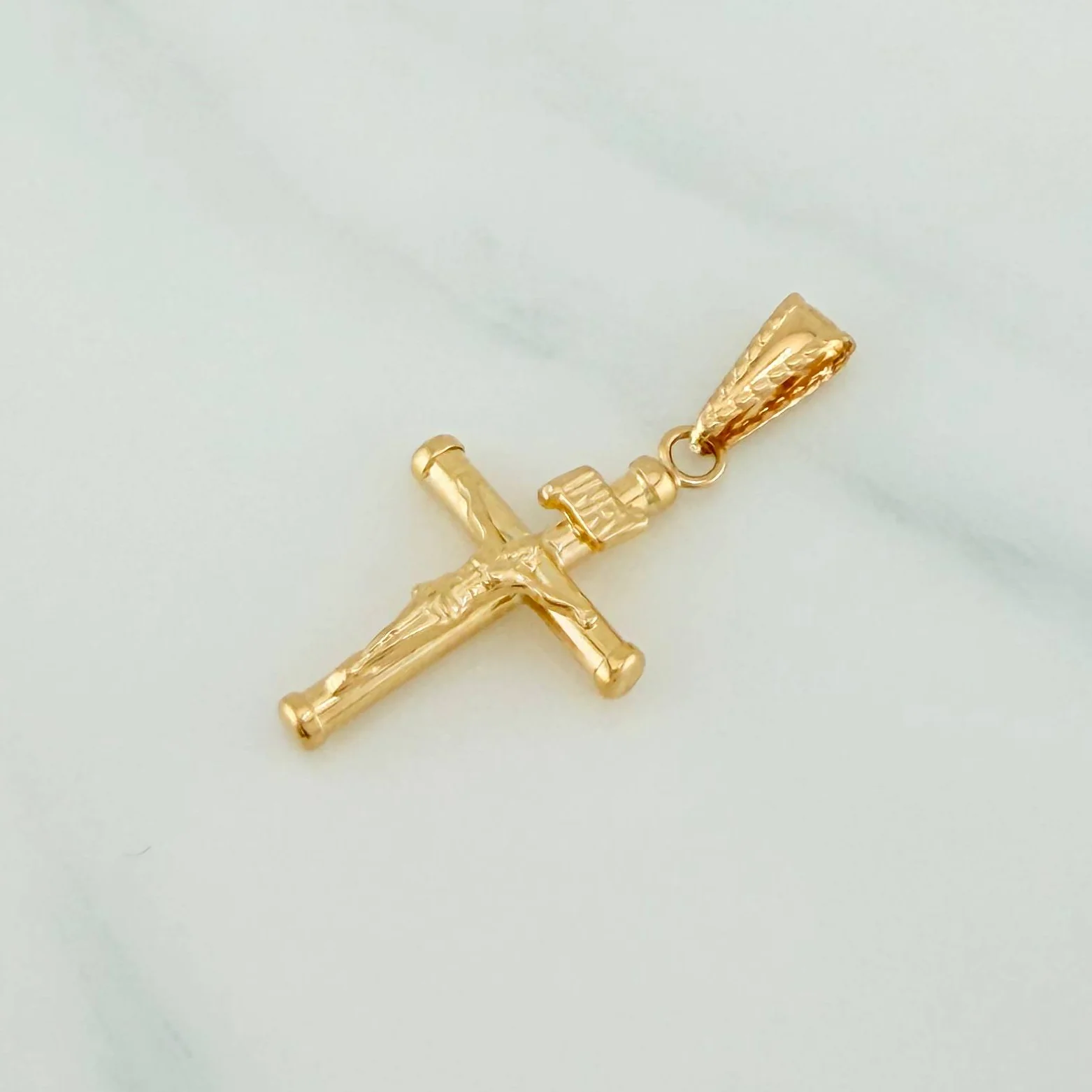 Dije Cruz Cristo 1.1 g / 1 1/4 in Oro Amarillo 18K - Image 3