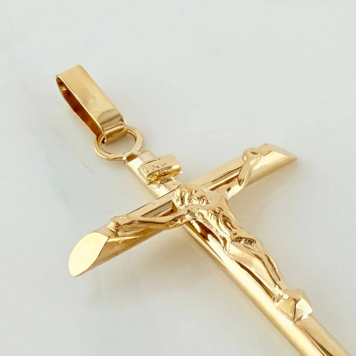 Dije Cruz Cristo 1.2 g / 1 1/2 in Oro Amarillo 18K - Image 3