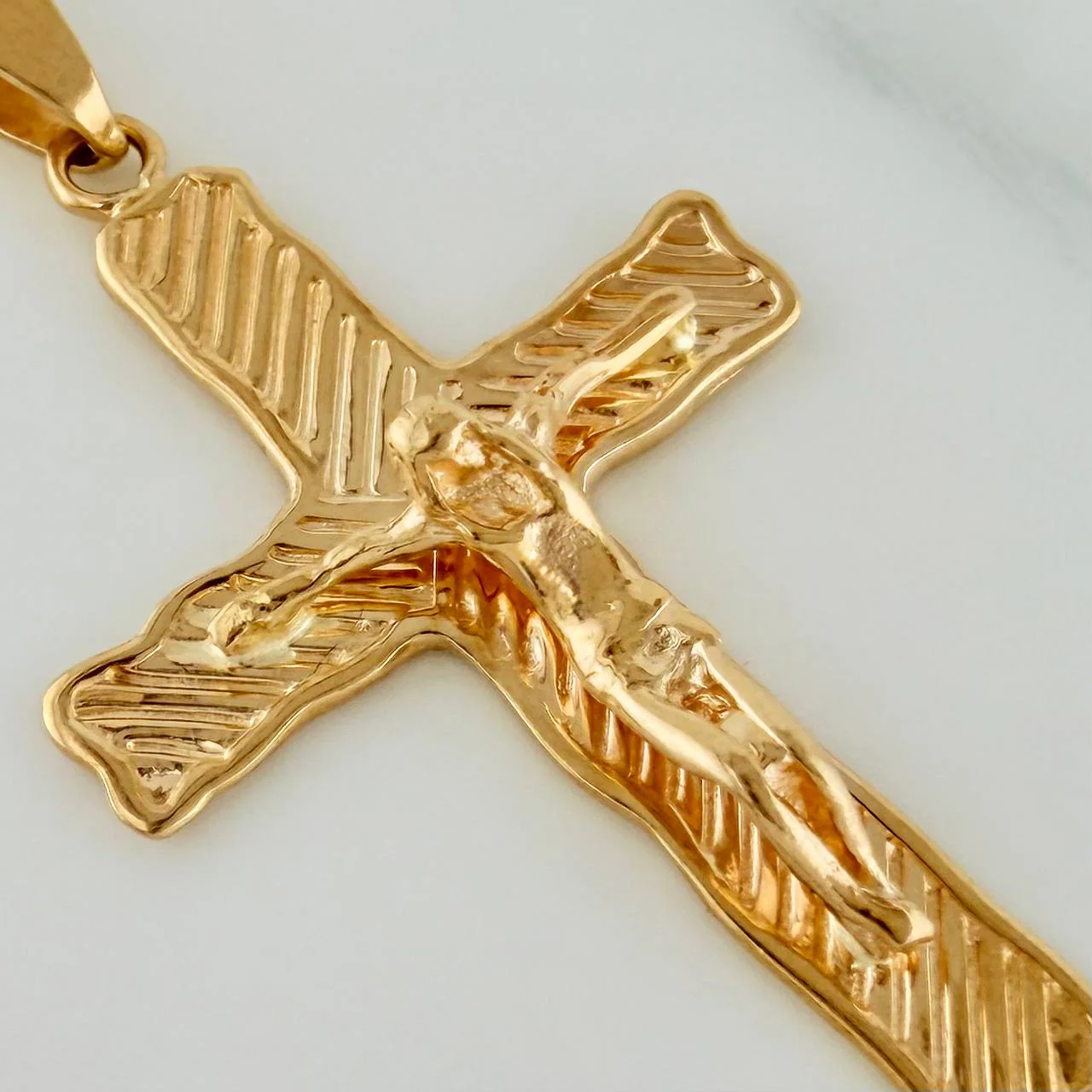 Dije Cruz Cristo 2.7gr / 1 1/2 in / Oro Amarillo 18K $ - Image 3