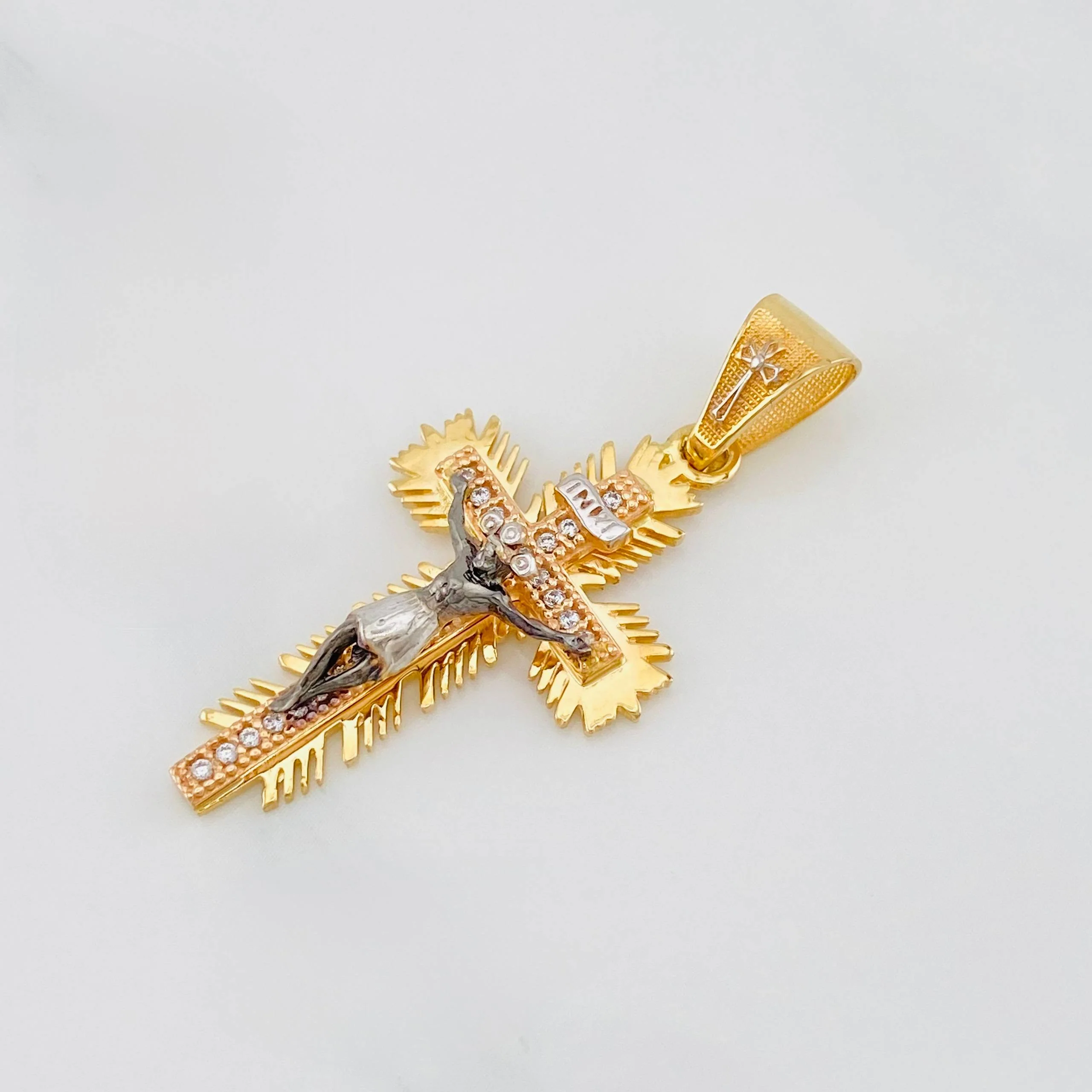 Dije Cruz cristo milagroso 3.8g / 1 1/2 in Tres Oros 18K - Image 3