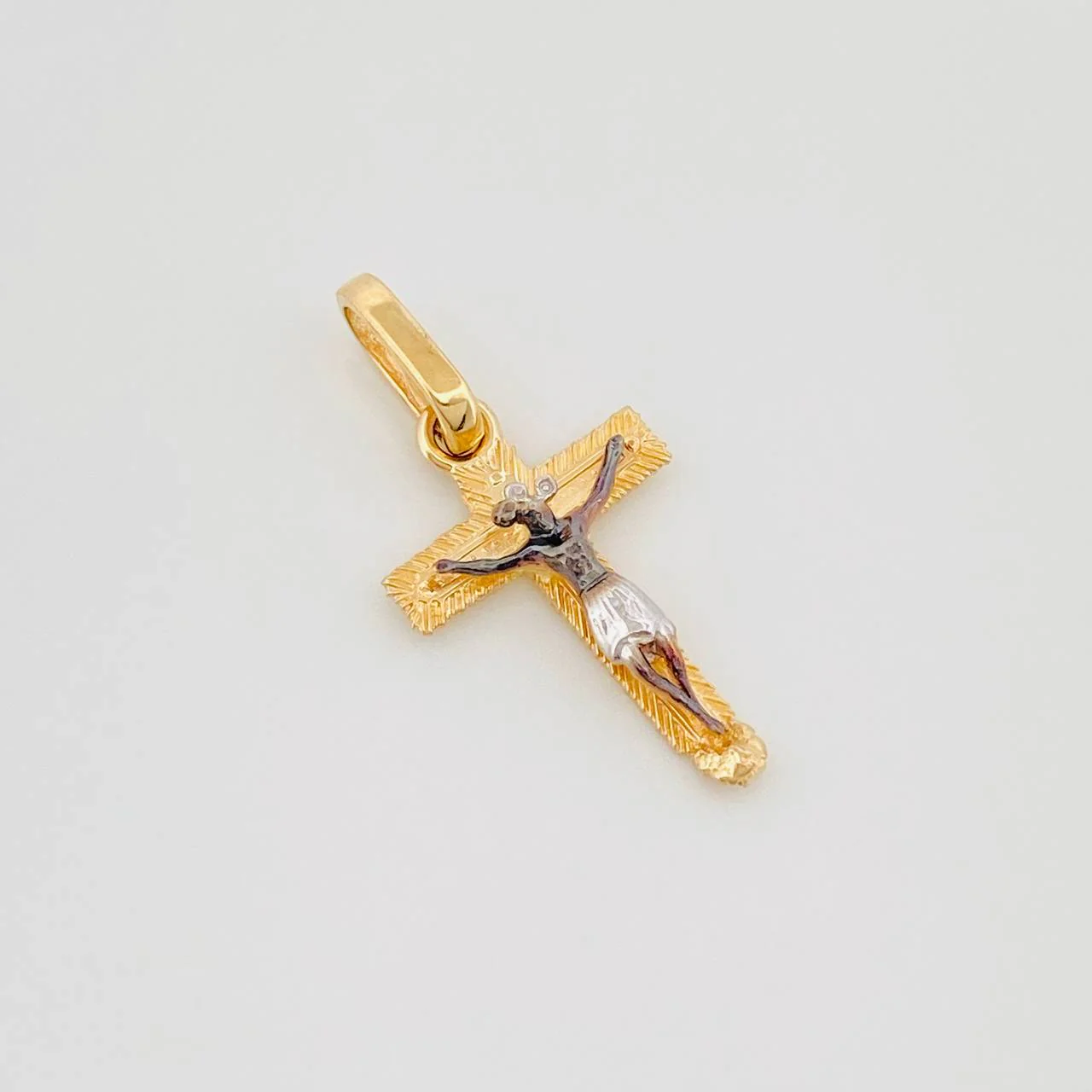 Dije Cruz Cristo Milagroso De Buga 0.85 g / 3/4 in Tres Oros 18K - Image 2