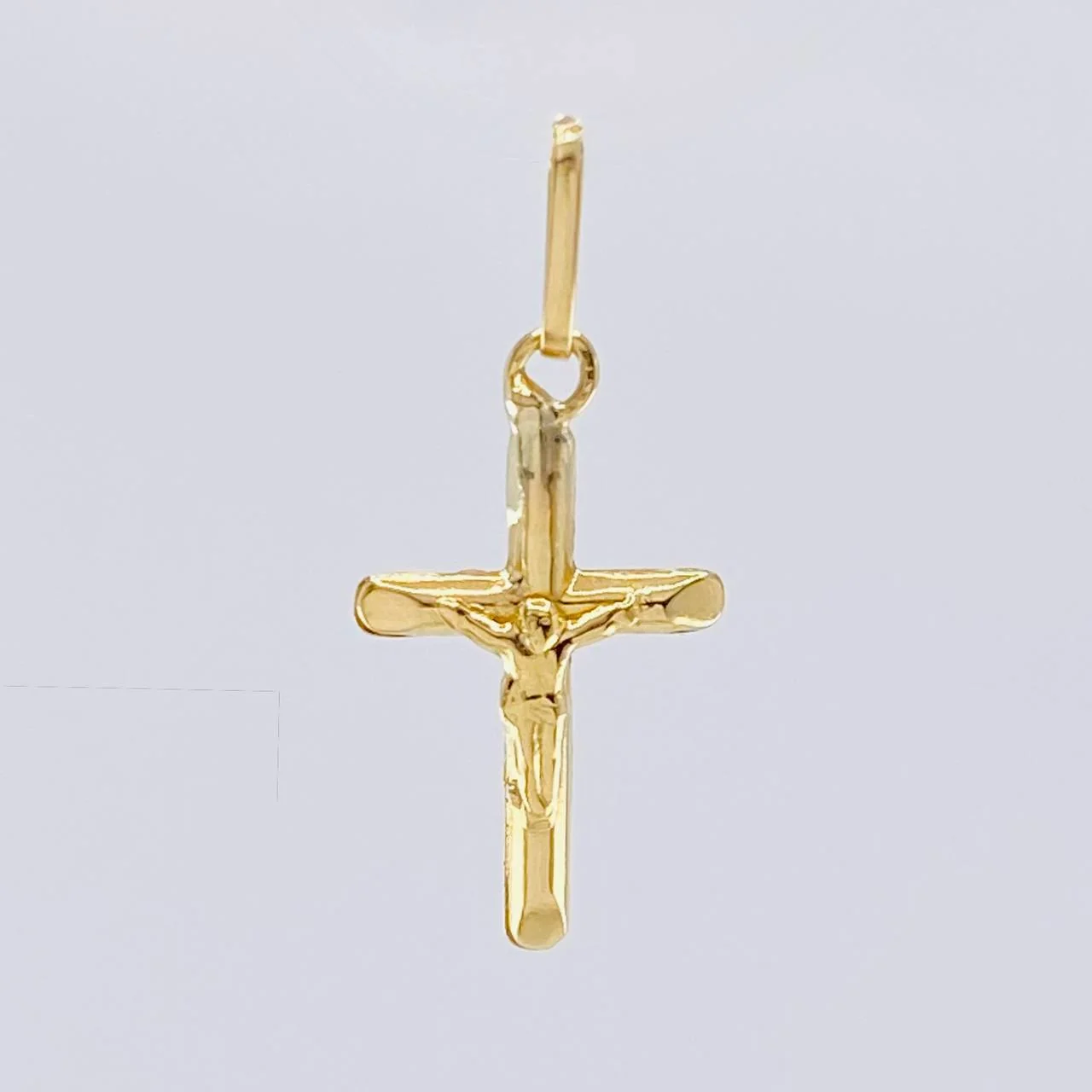 Dije Cruz Cristo Puntas Planas 0.4 g / 3/4 in Oro Amarillo 18K - Image 2