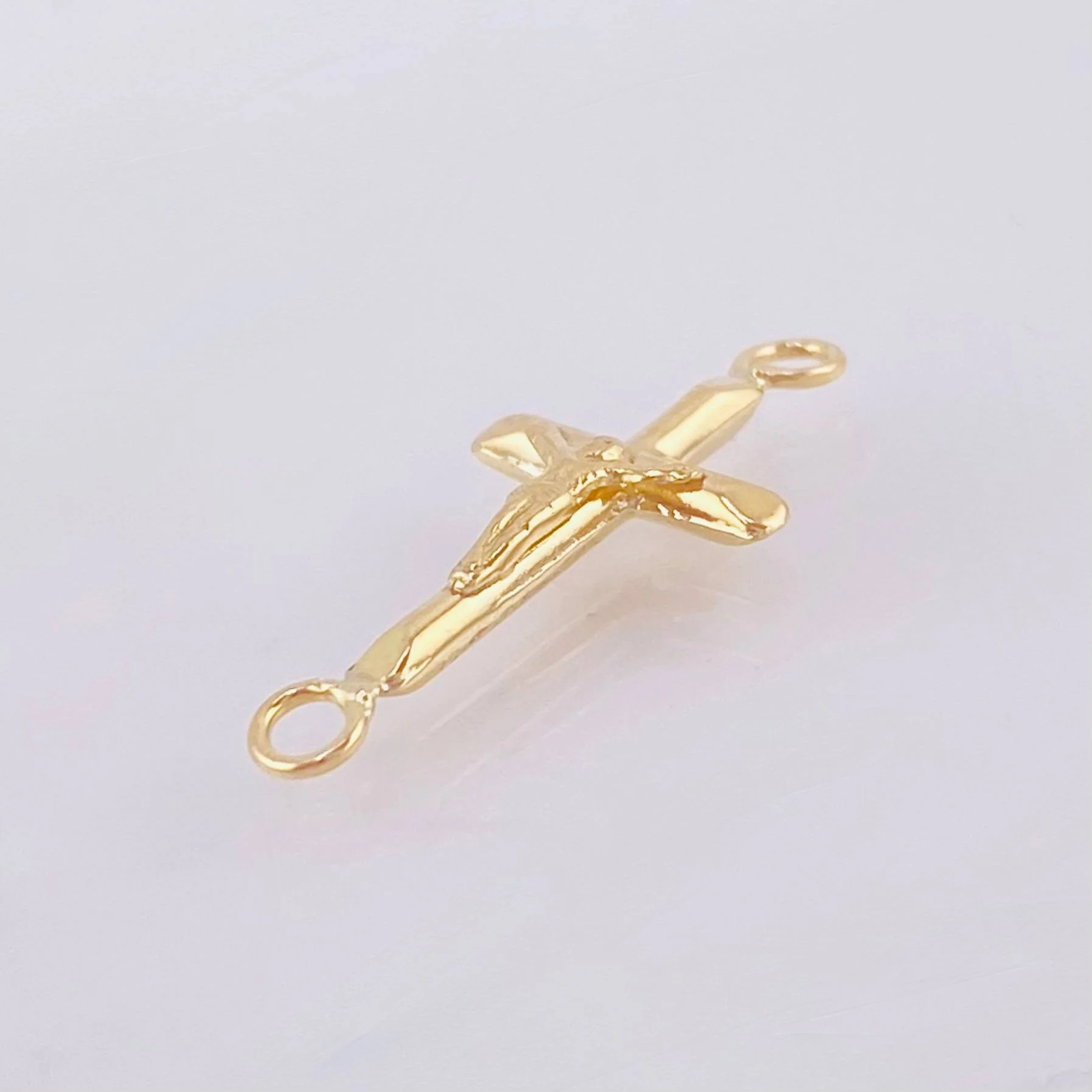 Dije Cruz Cristo Puntas Planas 0.55gr / 1 in / Oro Amarillo 18K - Image 2