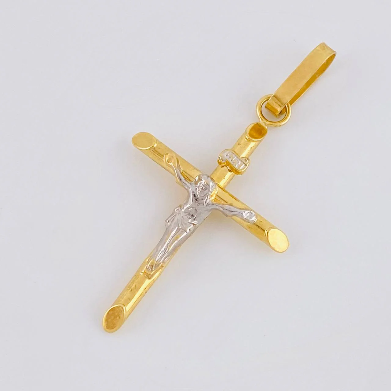 Dije Cruz Cristo Puntas Planas 1.2 g / 1 3/4 in Dos Oros Amarillo Blanco 18K - Image 3