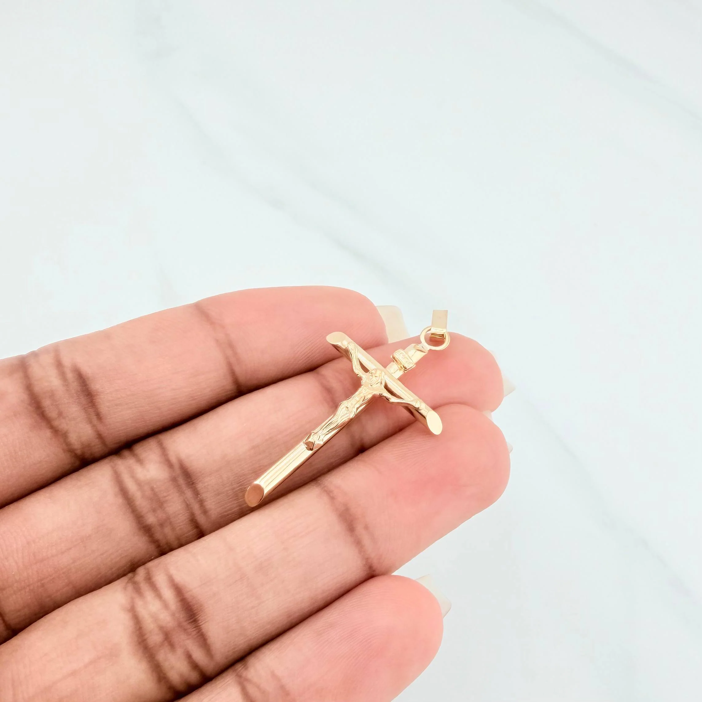 Dije Cruz Cristo Puntas Planas 1.25 g / 1 1/2 in Oro Amarillo 18K - Image 4