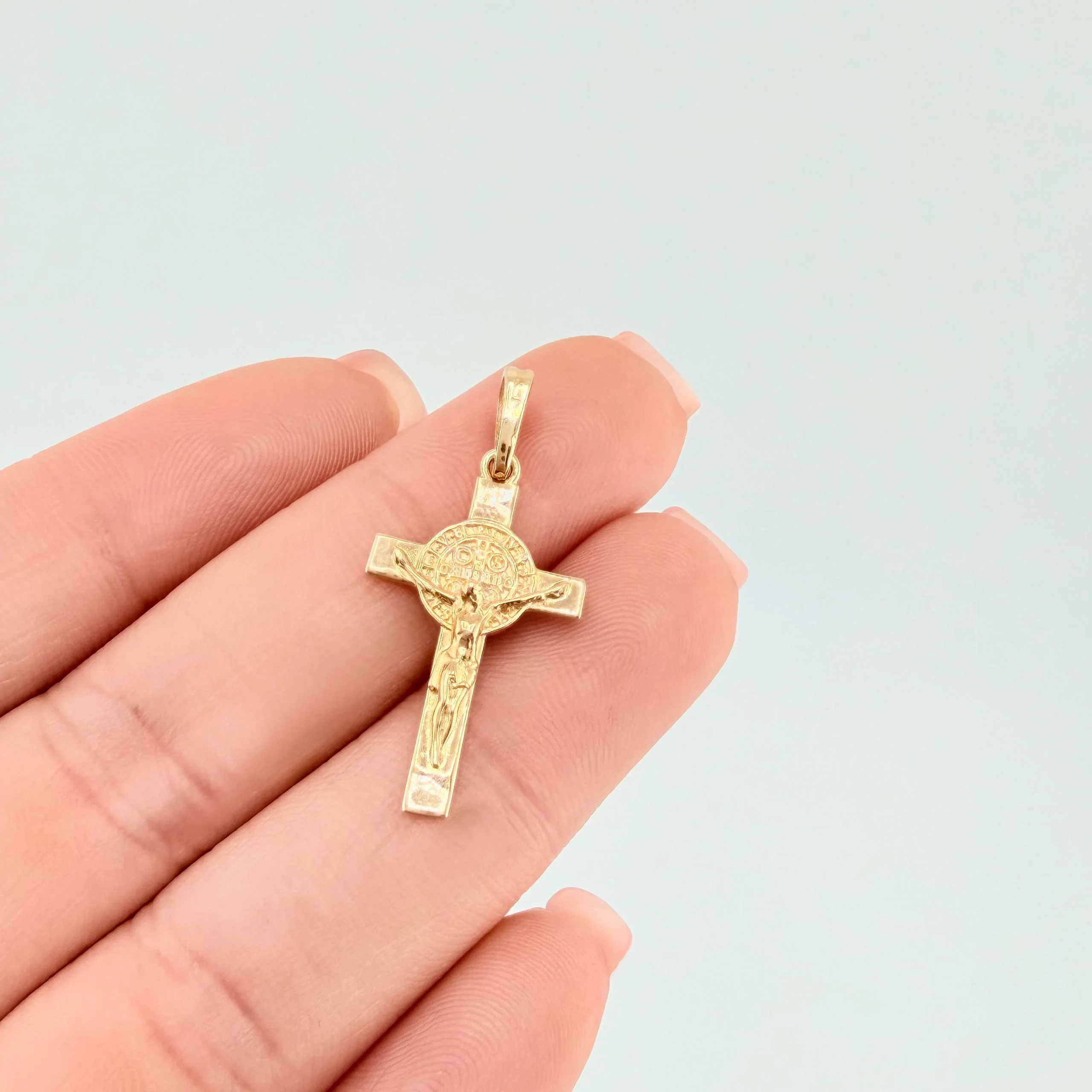 Dije Cruz Cristo San Benito 1.9gr / 1 1/4 in / Oro Amarillo 18K - Image 5