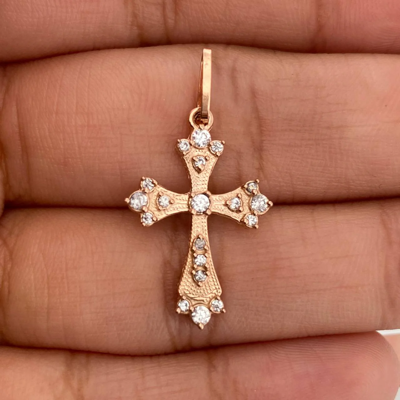 Dije Cruz Gotica 1.3gr / 1 in / Oro Rosa 18K % - Image 4