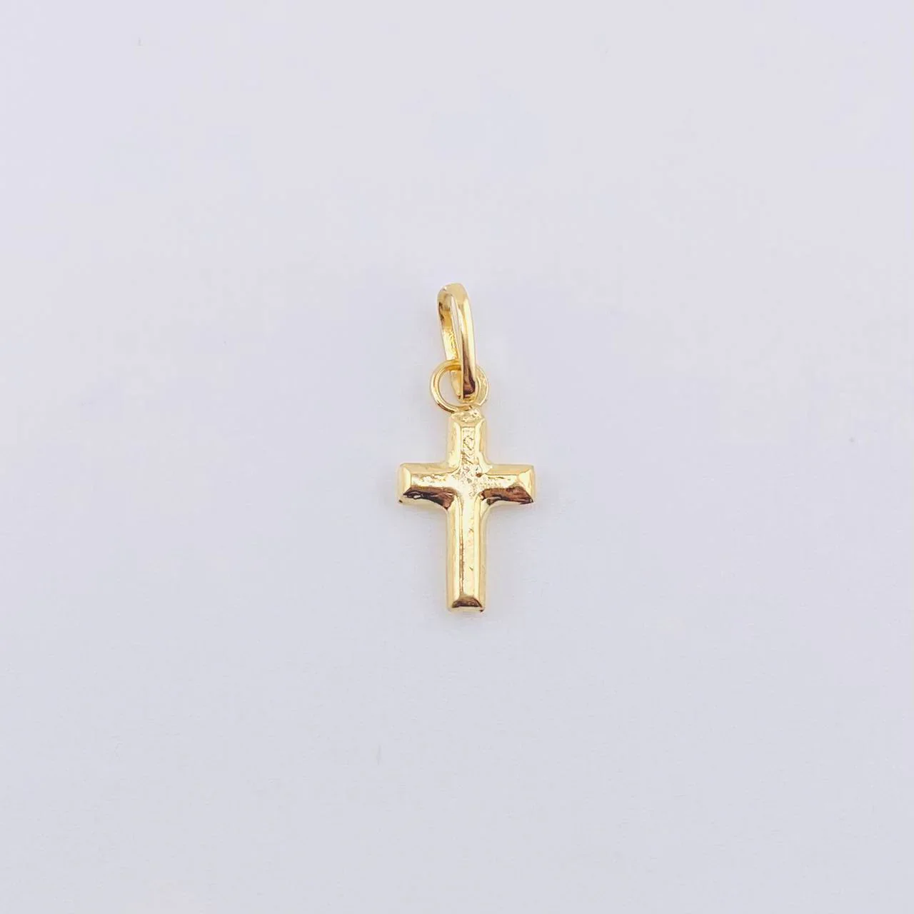 Dije Cruz Lisa 0.15 g / 1/2 in Oro Amarillo 18K