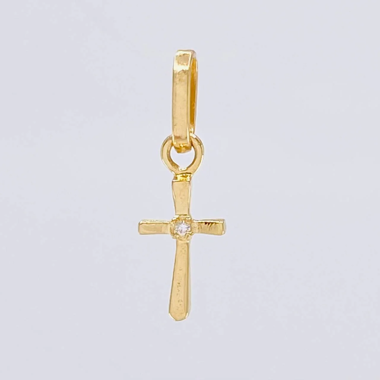 Dije Cruz Lisa 0.45 g / 3/4 in Oro Amarillo 18K
