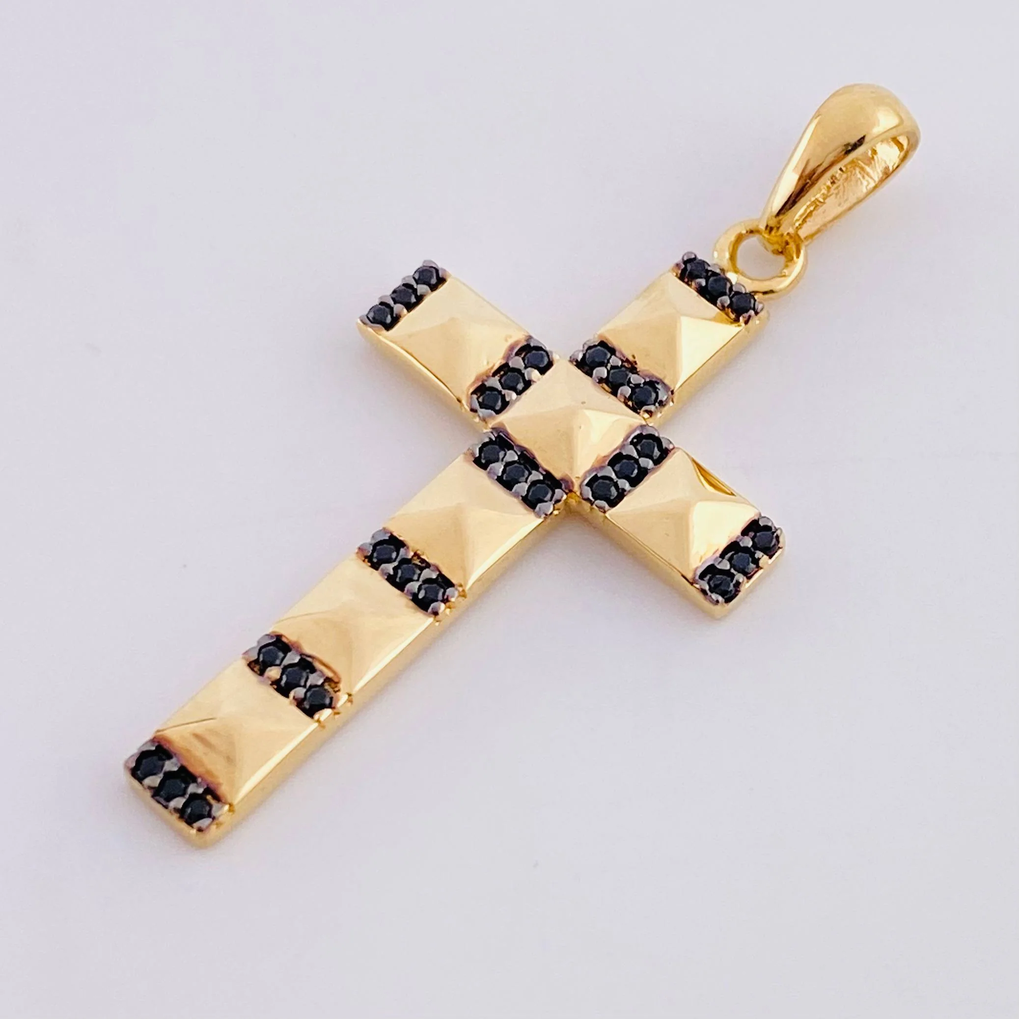 Dije Cruz Piramide 2.65g / 1 1/2 in Oro Amarillo 18K - Image 2