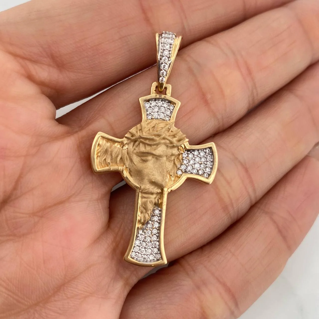 Dije Cruz Rostro Cristo 7.6gr / 1 3/4 in / Dos Oros Amarillo Blanco 18K $ - Image 4