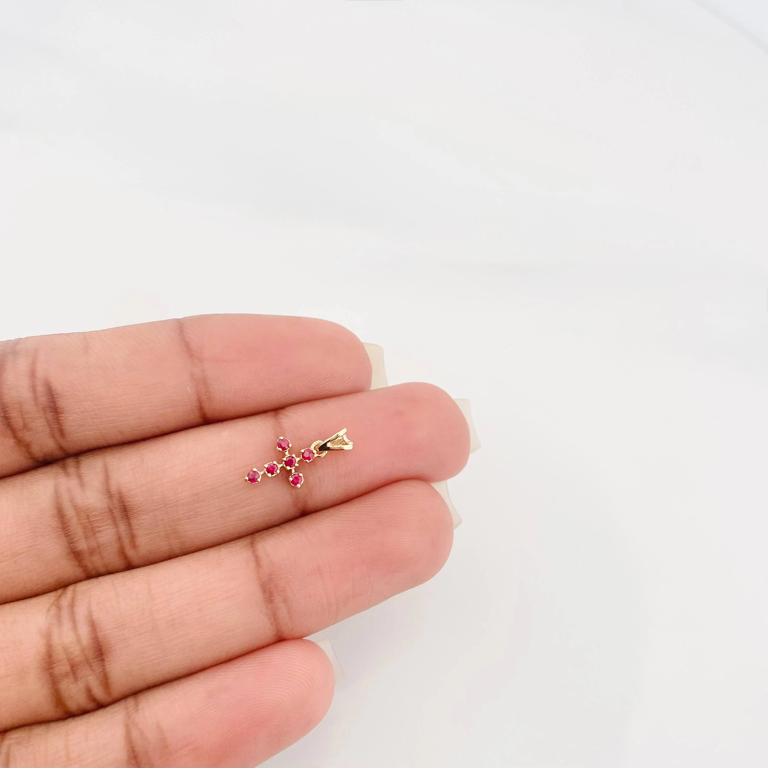 Dije Cruz Rubies 18Pts 0.35 g / 1/2 in Oro Amarillo 18K - Image 4