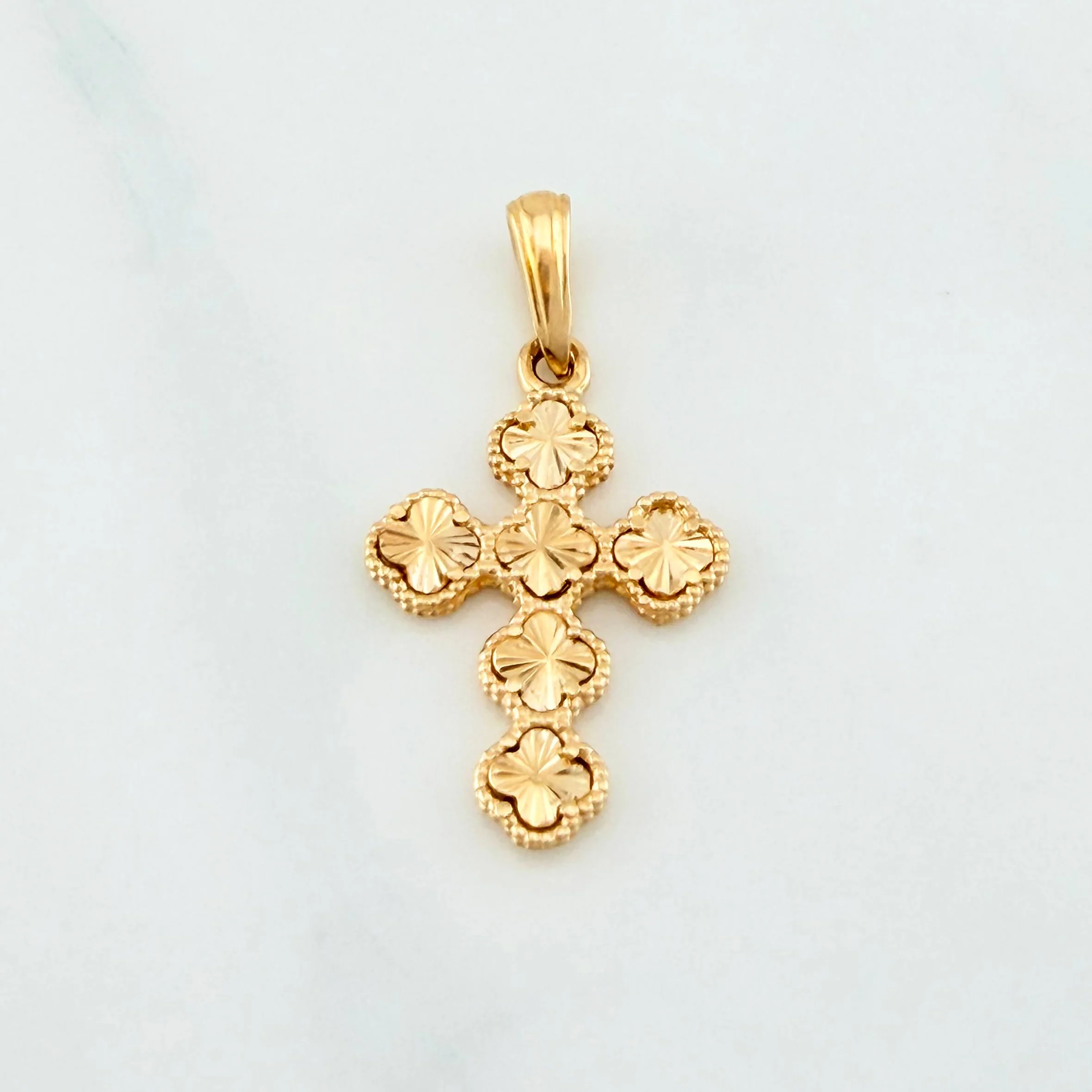 Dije Cruz Trebol 2.35 g / 1 1/4 in Oro Amarillo 18K