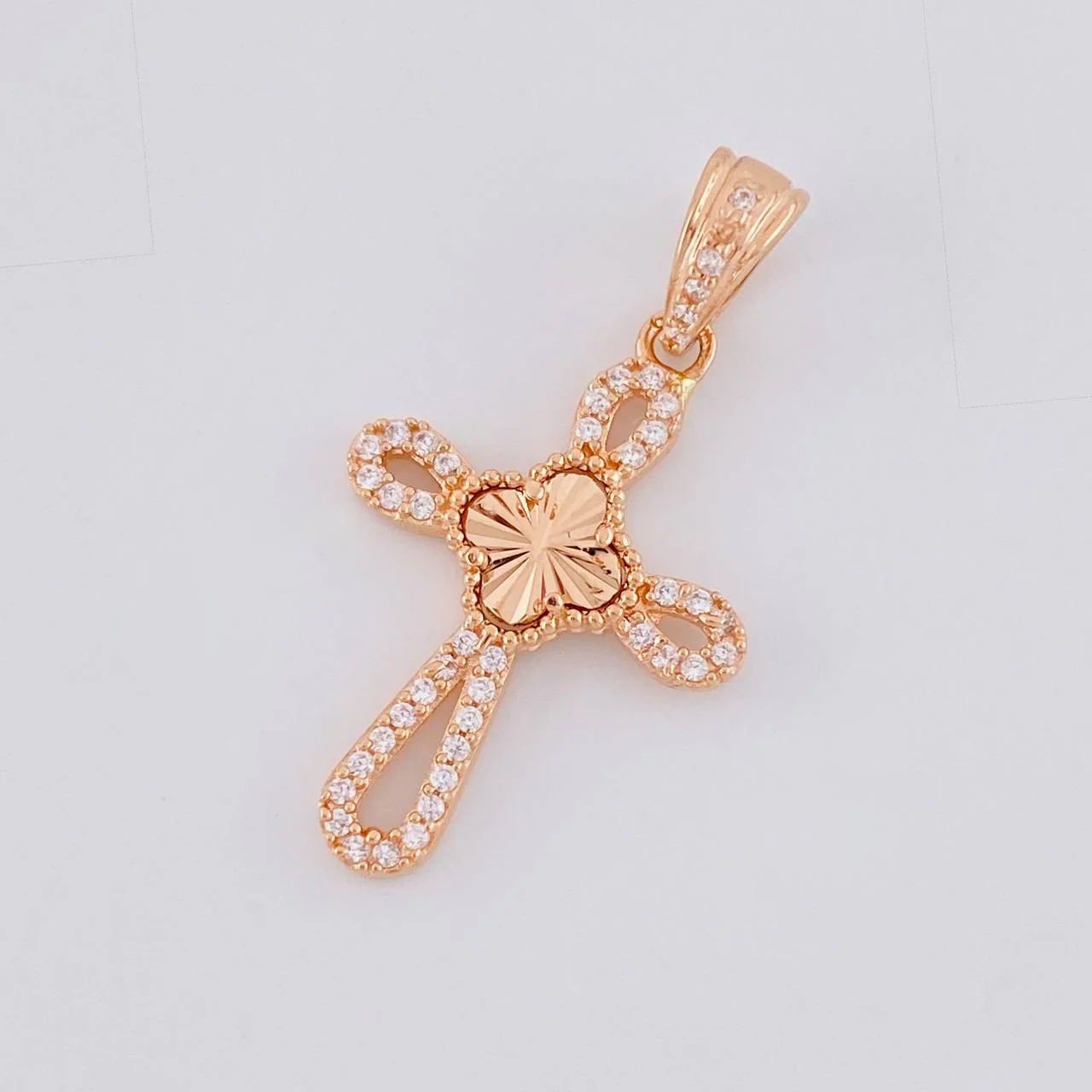 Dije Cruz Trebol Diamantado 1.8g / 1 1/4 in Oro Rosa 18K - Image 3