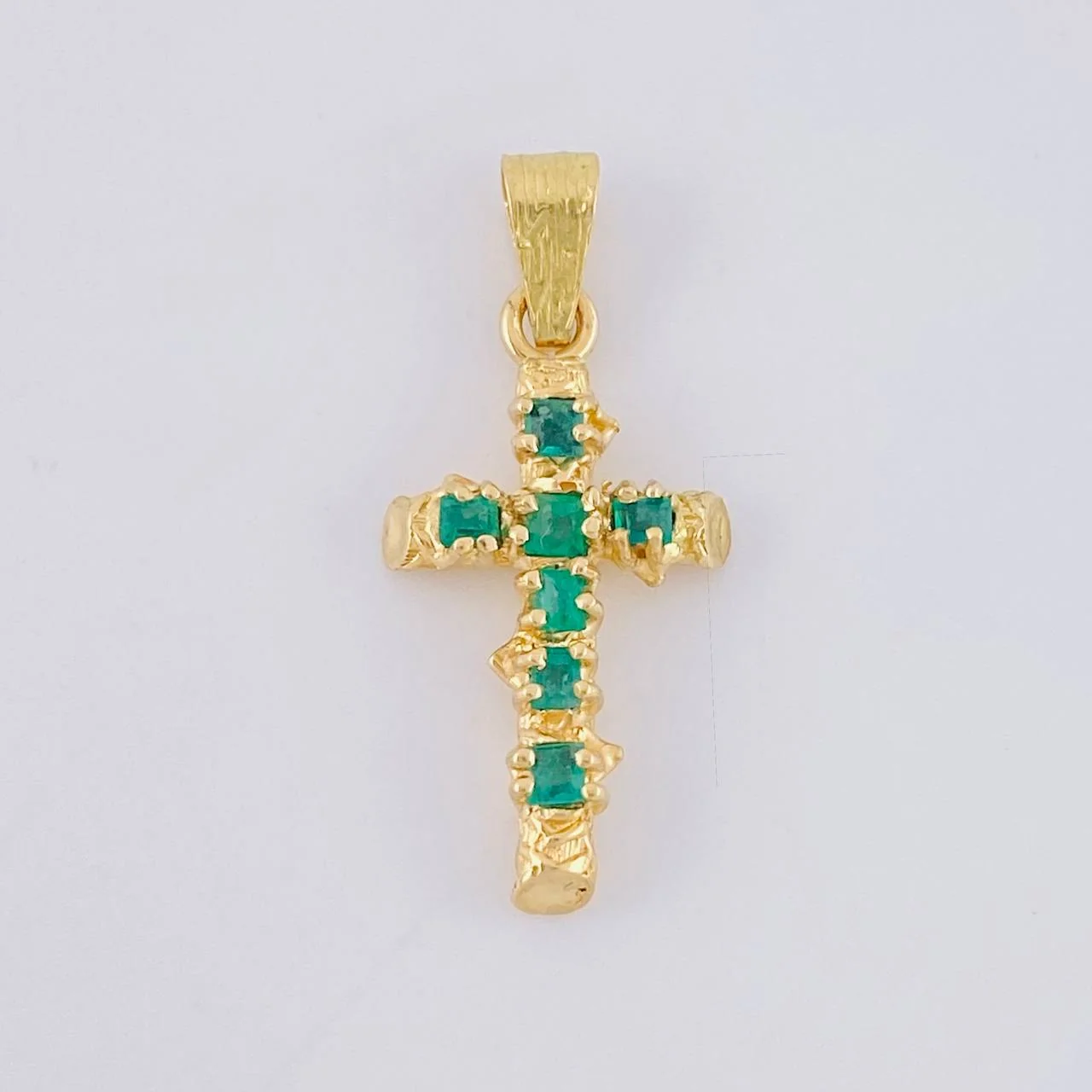 Dije Cruz Tronco Esmeralda 70Pts 1.4 g / 1 in Oro Amarillo 18K