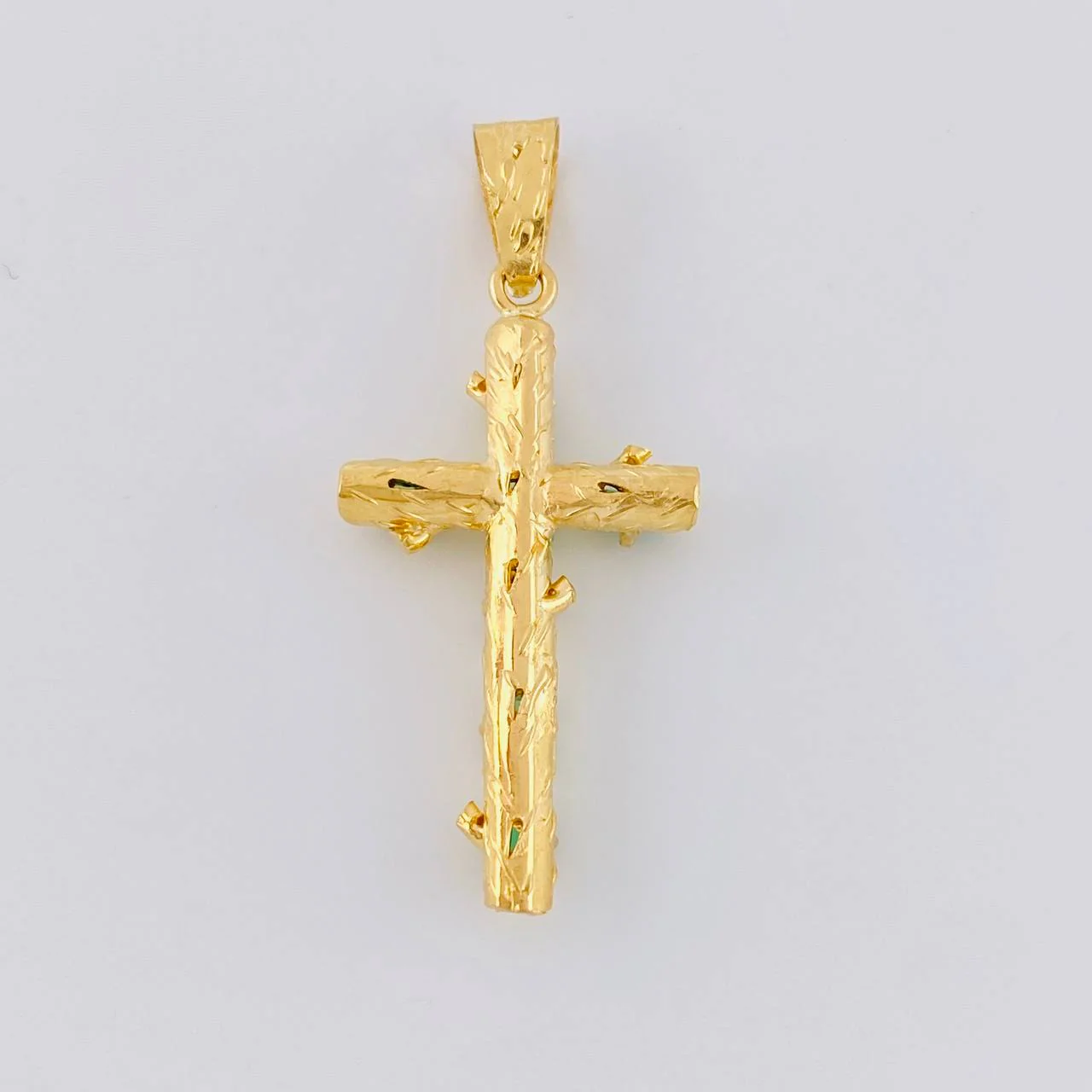 Dije Cruz Tronco Esmeraldas 1,8 Qts 3.1 g / 1 1/2 in Oro Amarillo 18K - Image 4