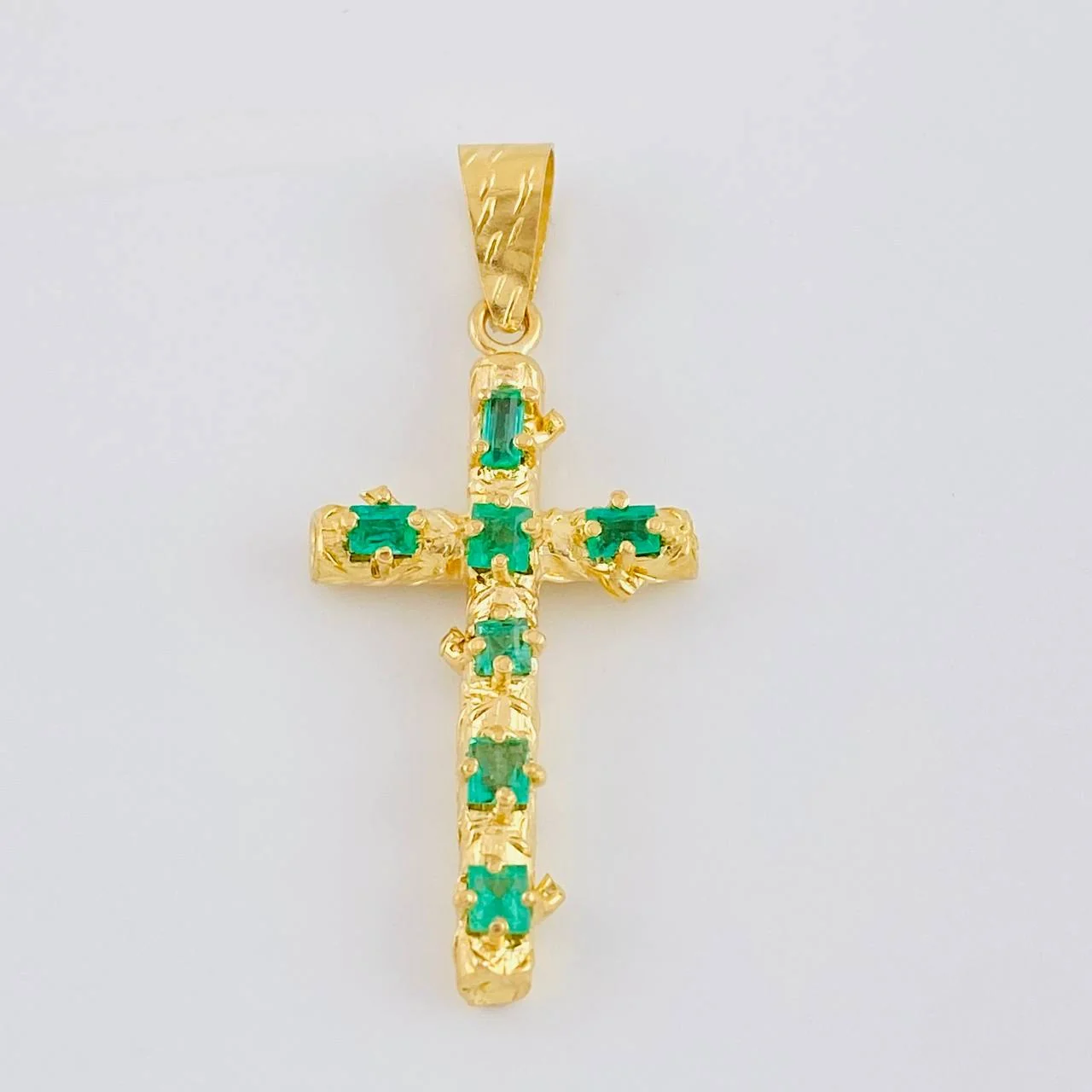 Dije Cruz Tronco Esmeraldas 1.8 Qts 3.15 g / 1 1/2 in Oro Amarillo 18K