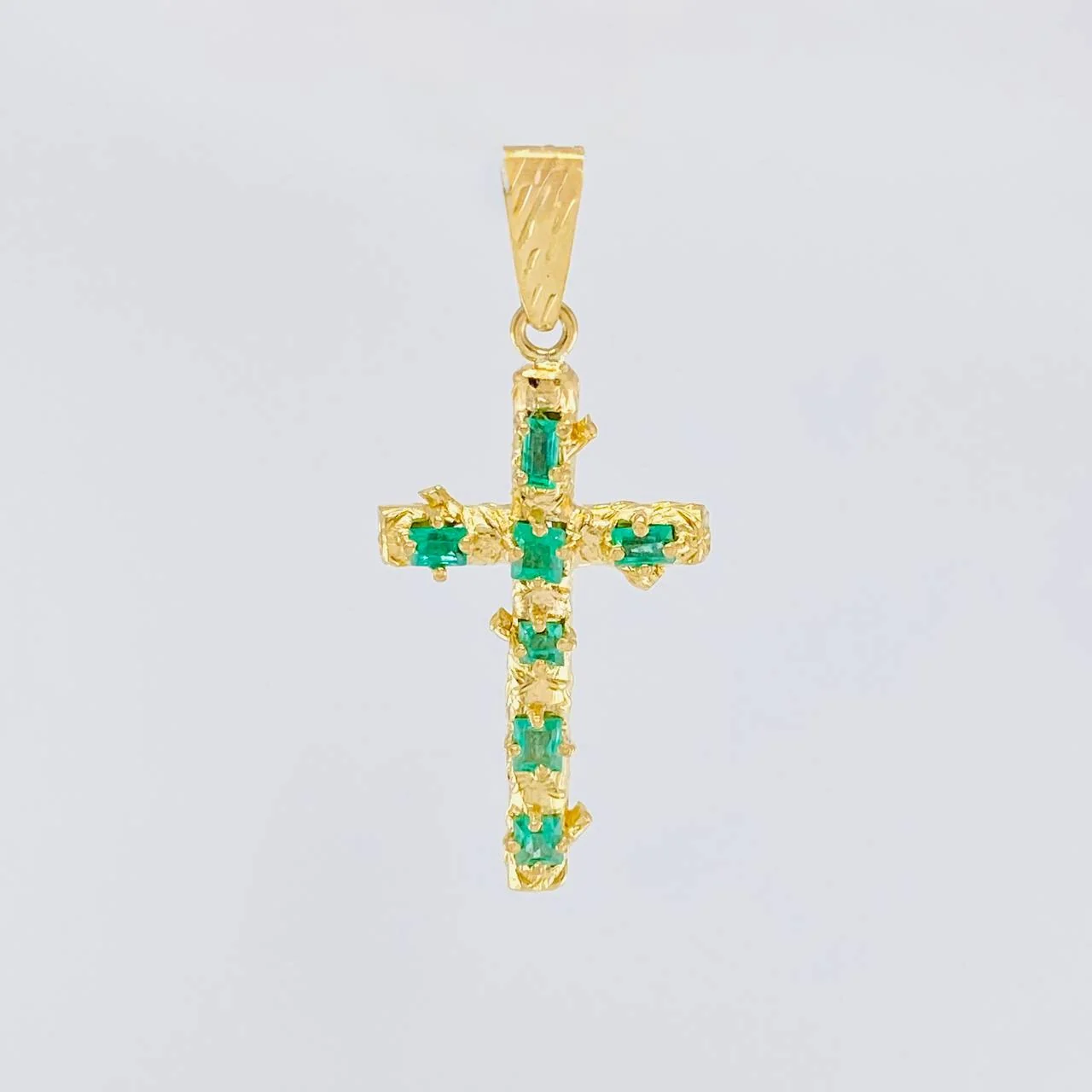 Dije Cruz Tronco Esmeraldas 1.8 Qts 3.15 g / 1 1/2 in Oro Amarillo 18K - Image 2