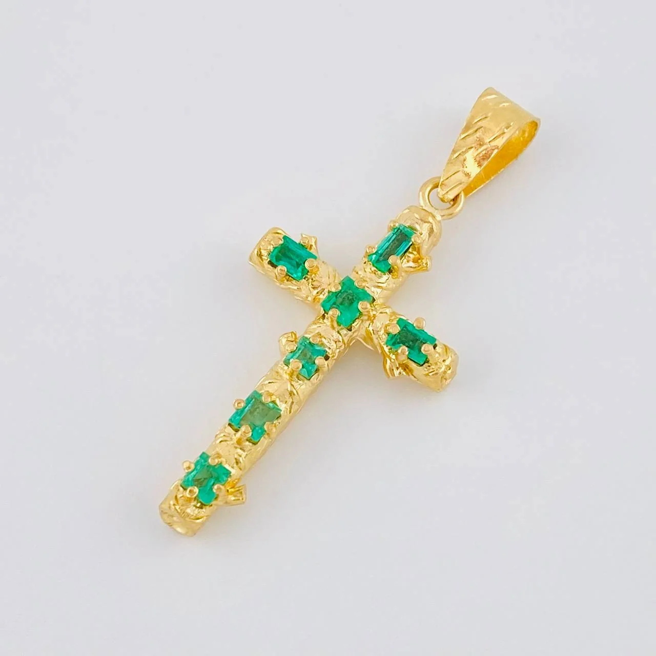 Dije Cruz Tronco Esmeraldas 1.8 Qts 3.15 g / 1 1/2 in Oro Amarillo 18K - Image 3