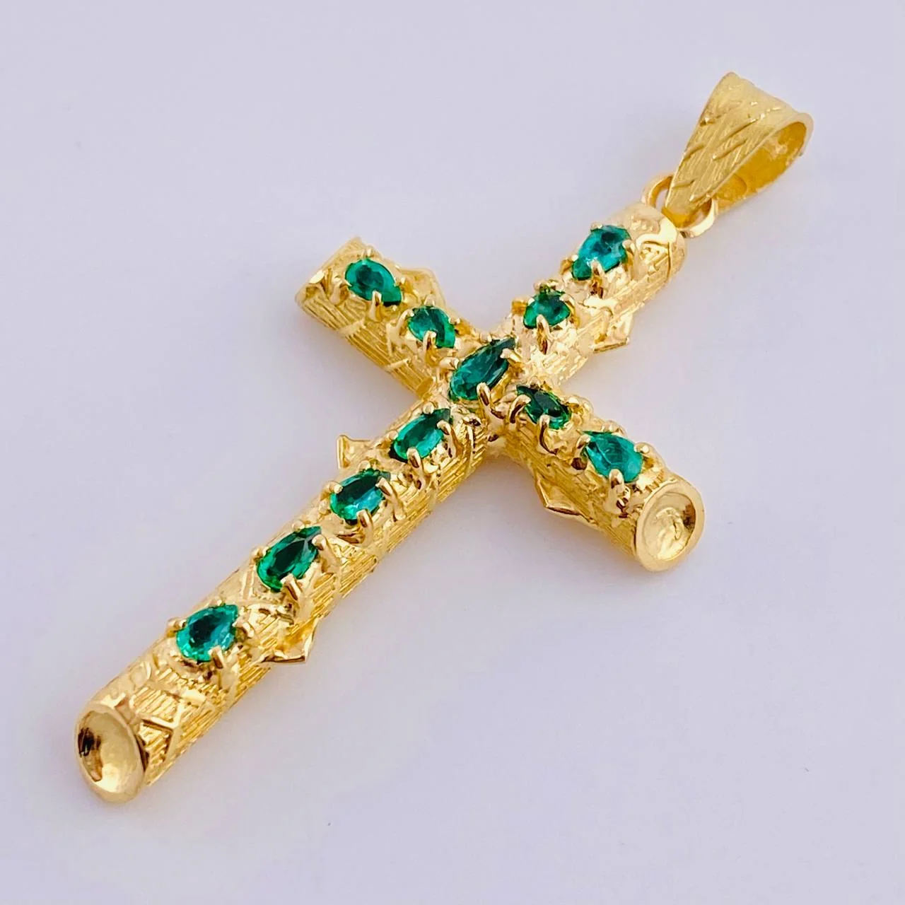 Dije Cruz Tronco Esmeraldas 1,8 Qts 3.25 g / 2 in Oro Amarillo 18K - Image 2