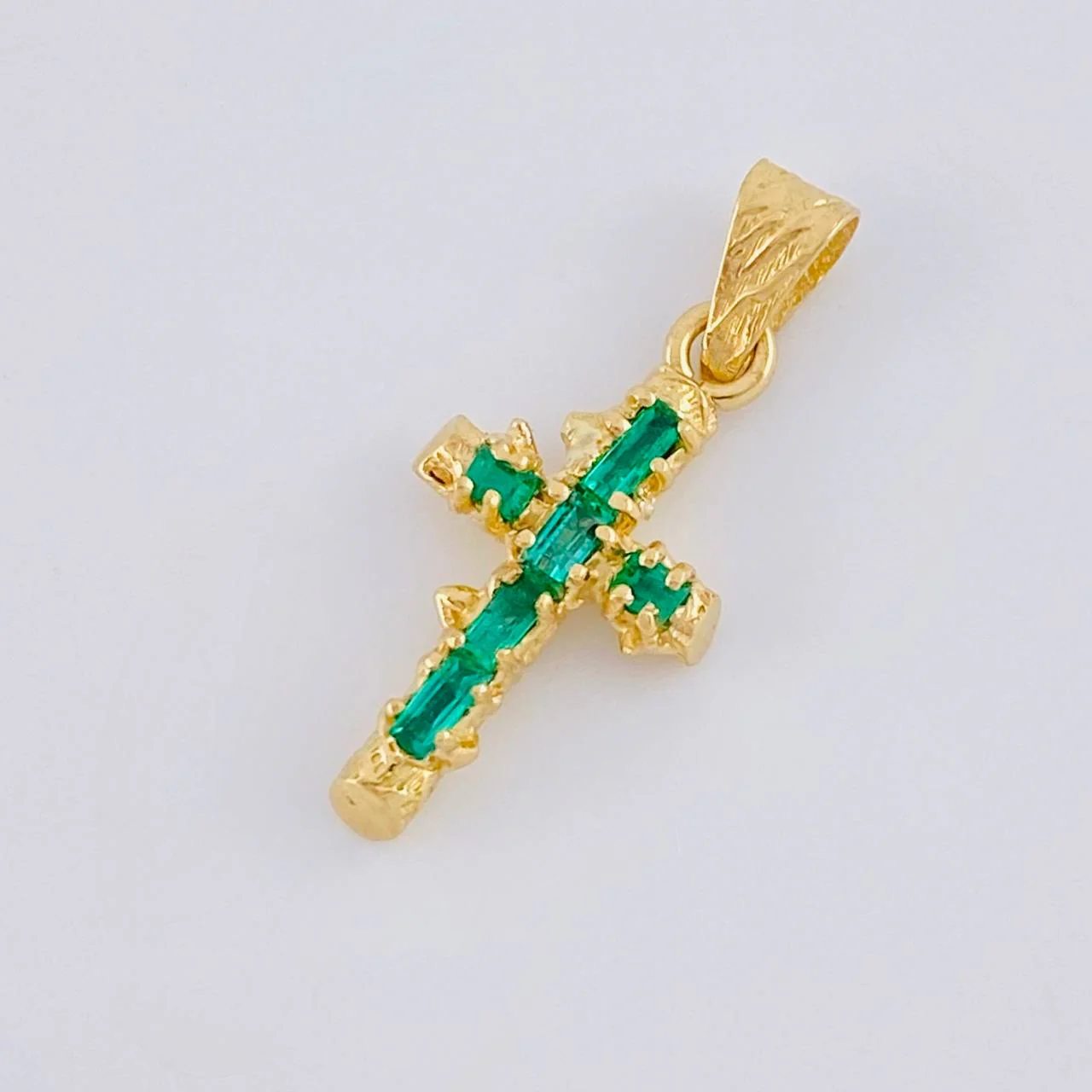 Dije Cruz Tronco Esmeraldas 40 Pts 1 g / 1 in Oro Amarillo 18K - Image 3