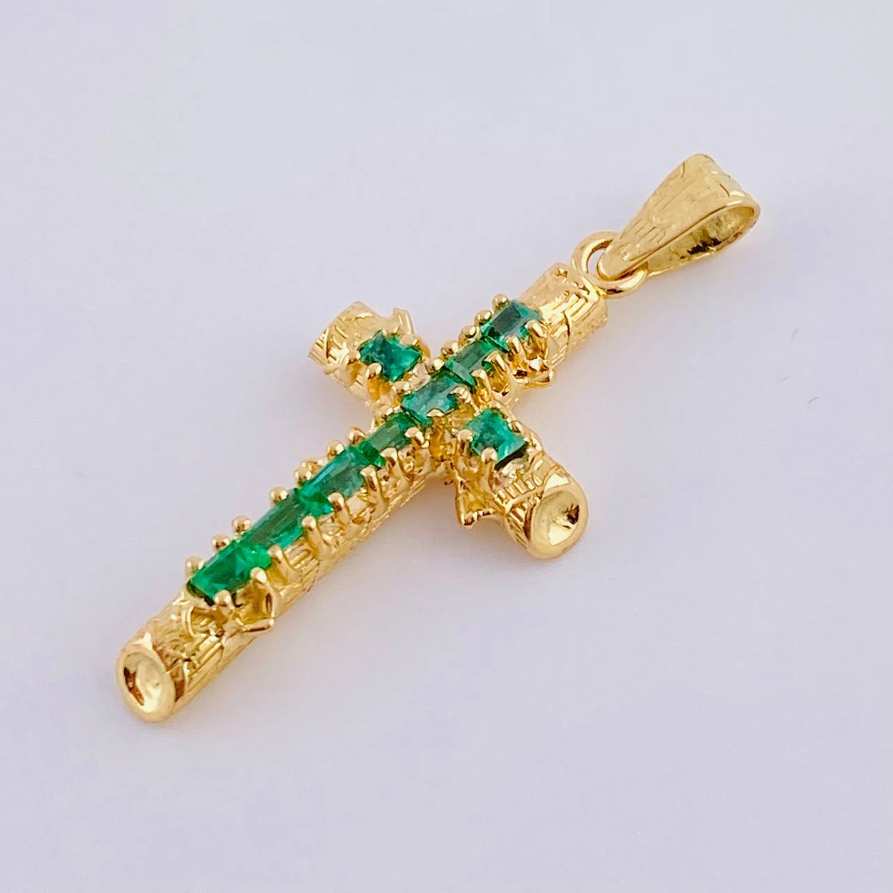 Dije Cruz Tronco Esmeraldas 80Pts 1.55 g / 1 in Oro Amarillo 18K - Image 2
