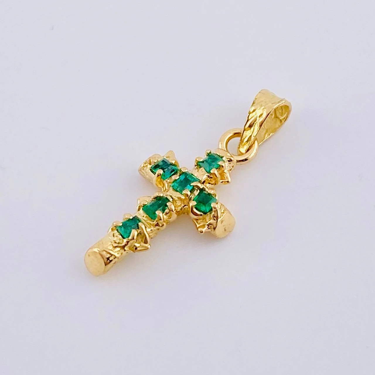 Dije Cruz Tronco Puntas Planas Esmeraldas 6Pts 1.05 g / 3/4 in Oro Amarillo 18K - Image 2