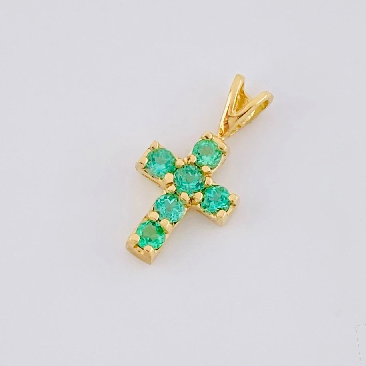Dije Cruz Tupida Esmeraldas 10pts 0.35g / 1/2 in Oro Amarillo 18K - Image 3