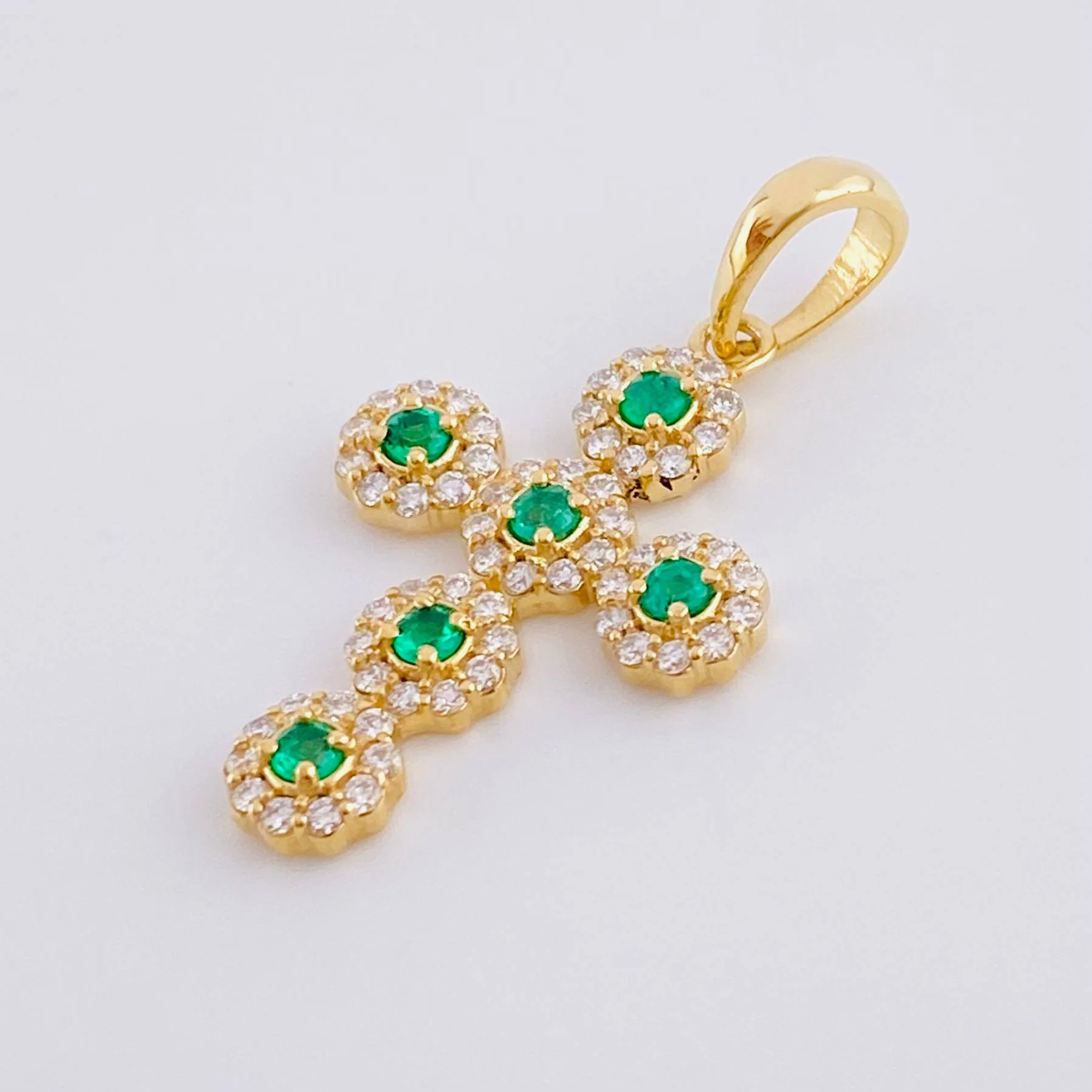 Dije Cruz Tupida Esmeraldas 37Pts, Diamantes 60Pts 3.5 g / 1 1/2 in Oro Amarillo 18K - Image 2