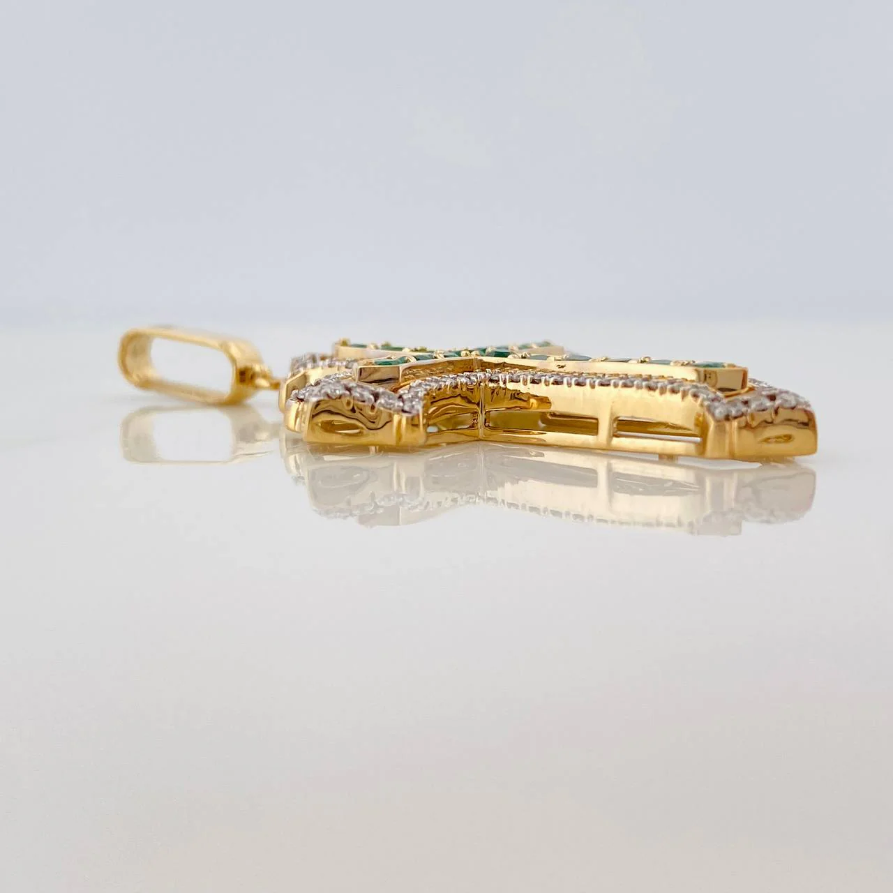 Dije Cruz Tupida Esmeraldas 75 pts Diamantes 32 pts 6.7gr / 1 3/4 in / Dos Oros Amarillo Blanco 18K % - Image 3