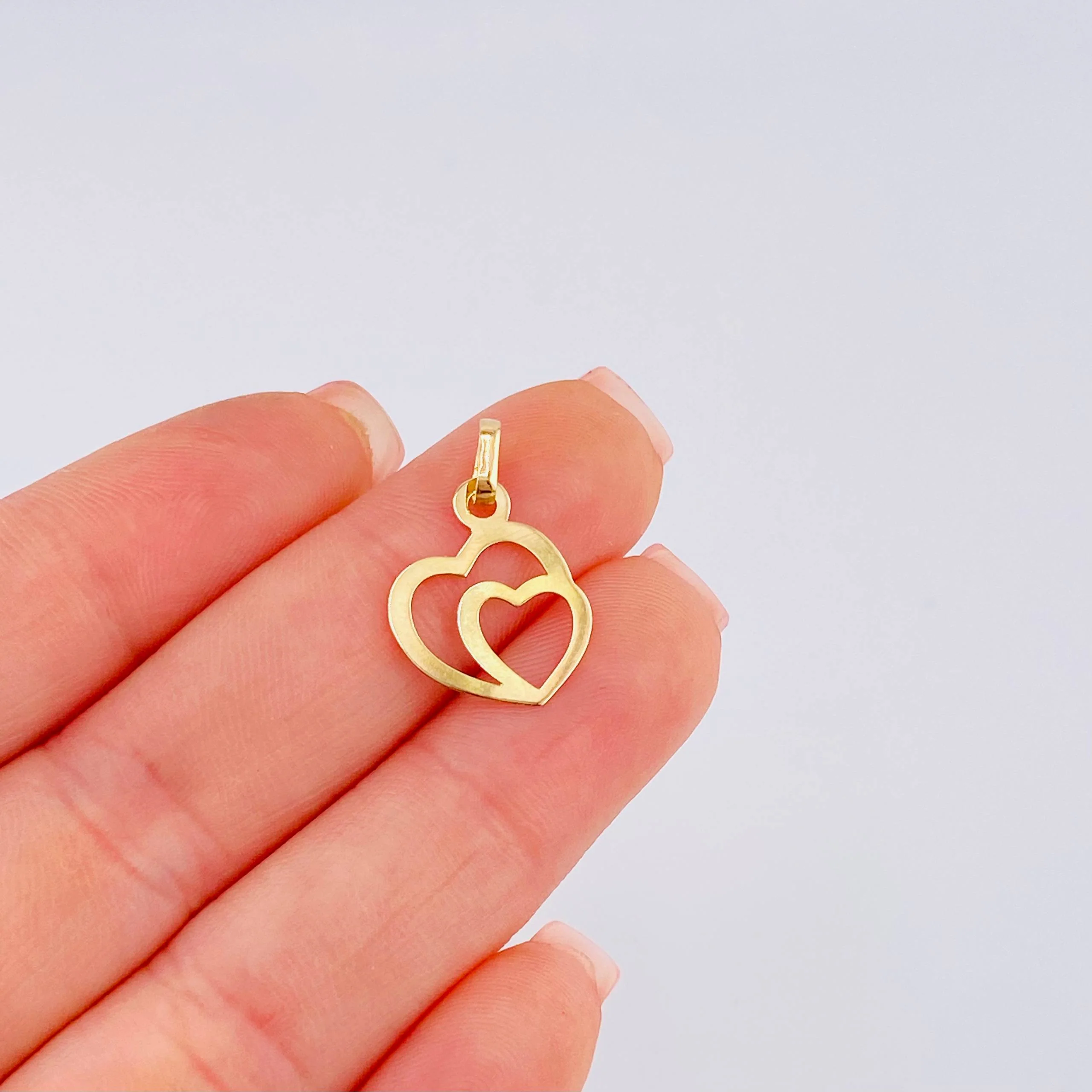 Dije Doble Corazón 0.45 g / 3/4 in Oro Amarillo 18K - Image 4