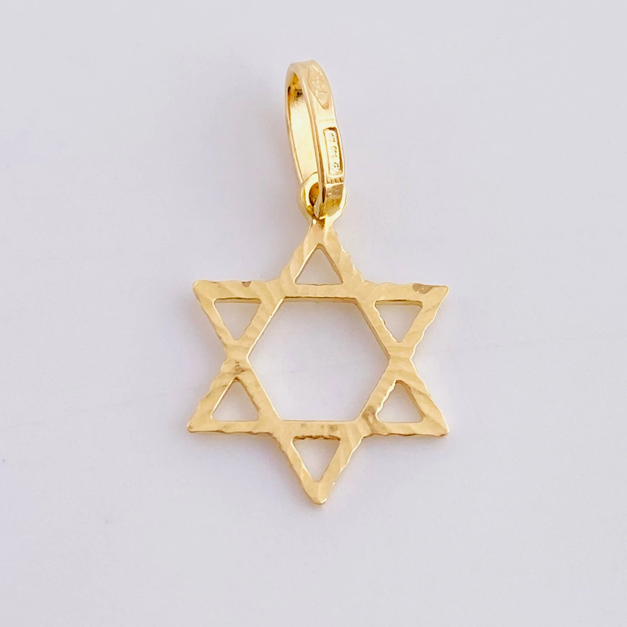 Dije Estrella de david diamantada 0.6g / 3/4 in Oro Amarillo 18K