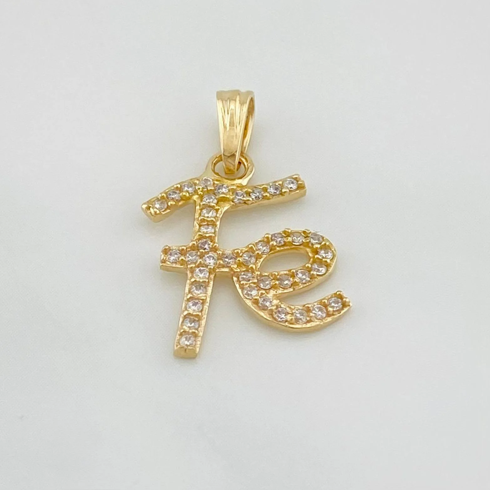 Dije Fe 1.1g / 3/4 in Oro Amarillo 18K