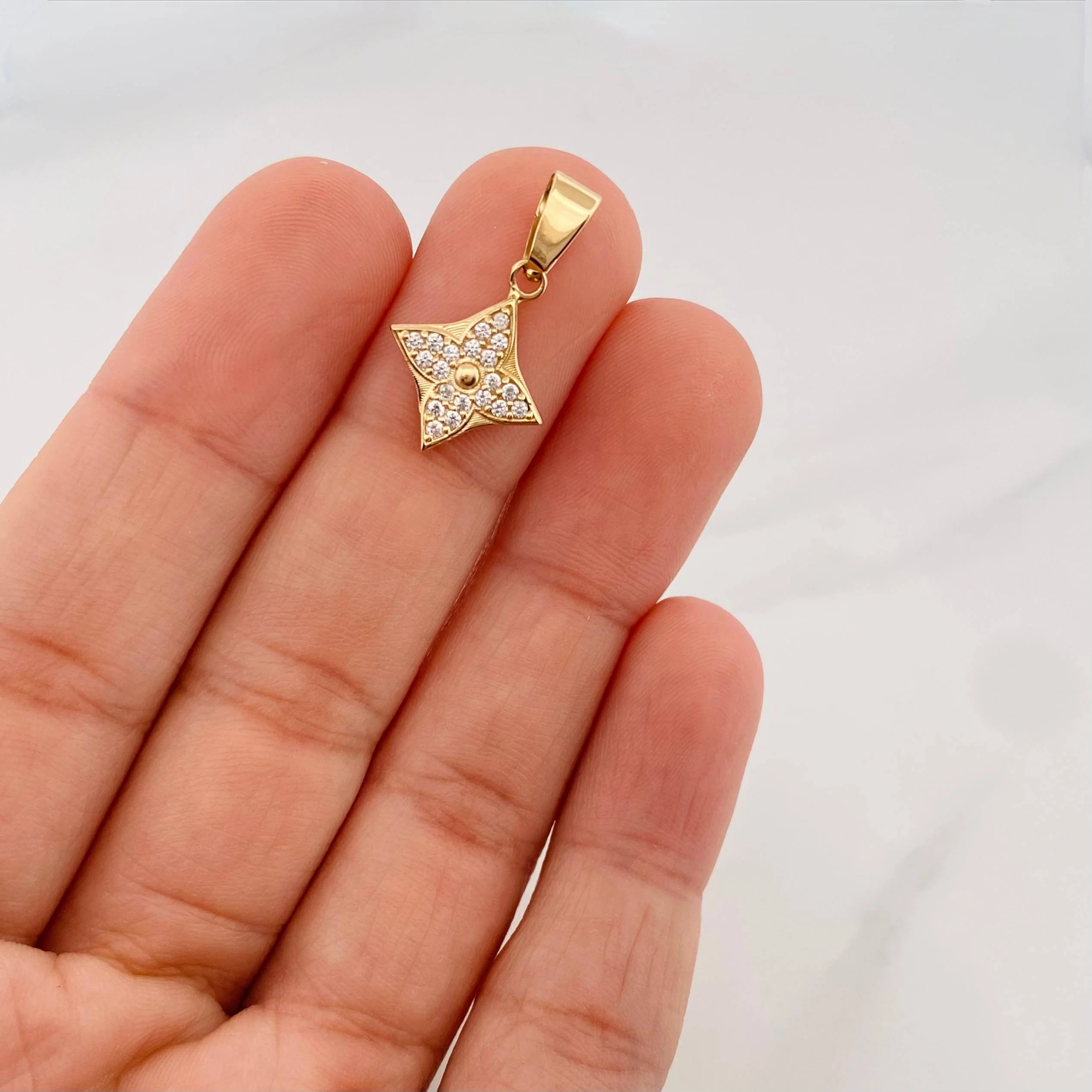 Dije Flor 2 g / 3/4 in Oro Amarillo 18K - Image 4