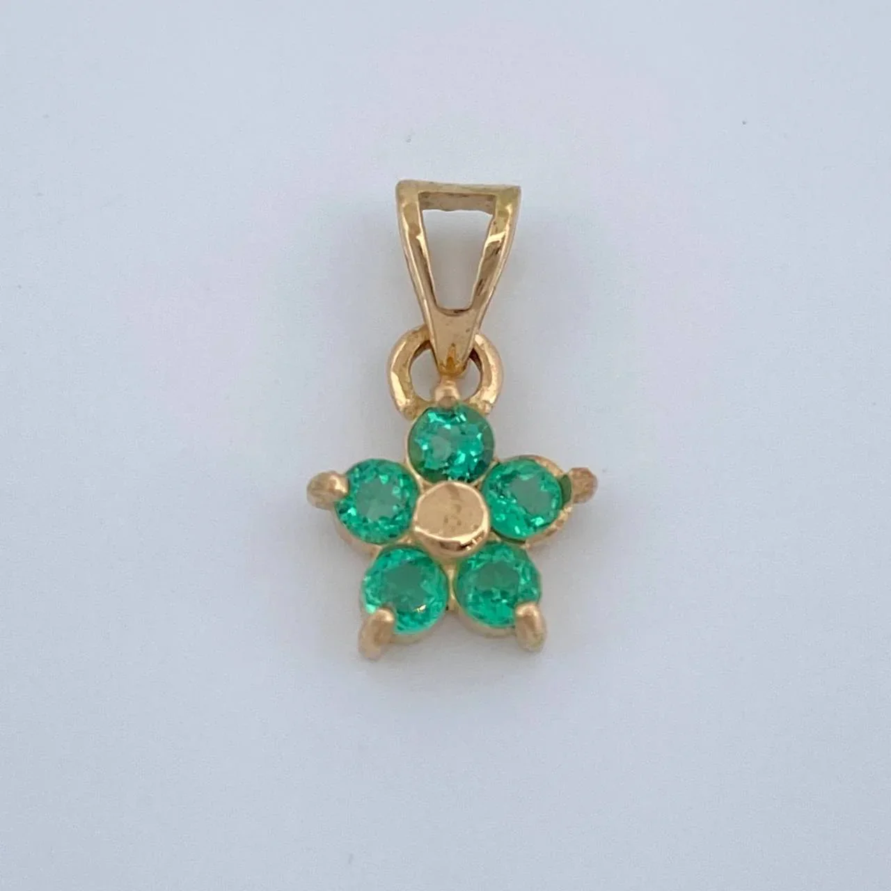 Dije Flor 5 Petalos Esmeraldas 0,15Pts 0.6 g / 1/2 in Oro Amarillo 18K
