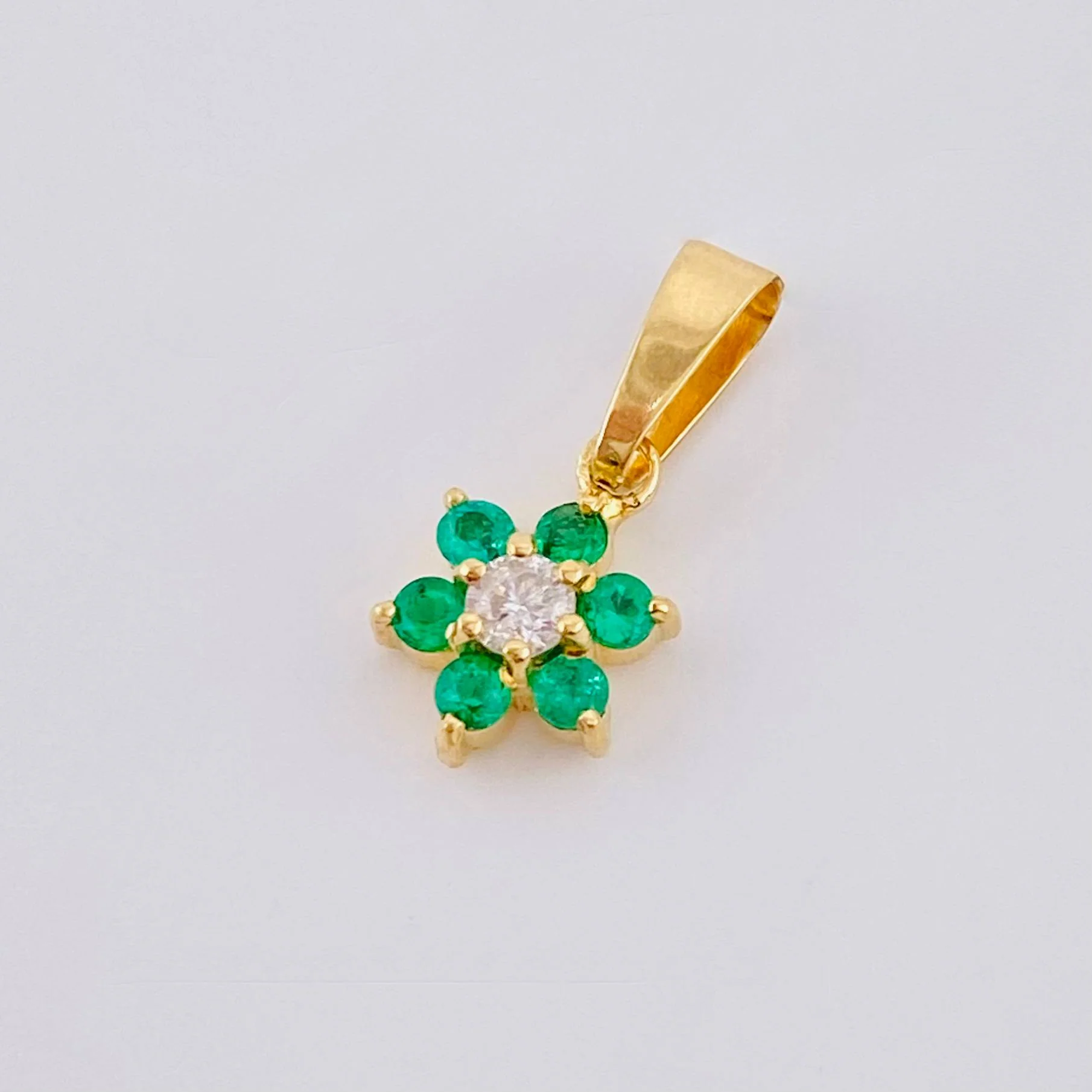 Dije Flor Driada Diamante 8pts Esmeraldas 9pts 0.75gr / 3/4 in / Oro Amarillo 18K © - Image 3