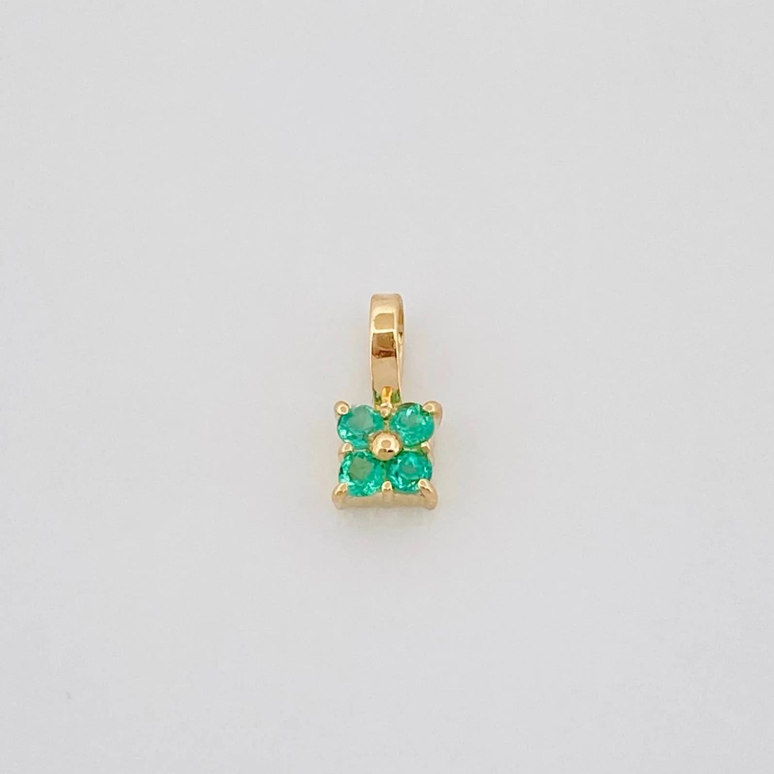 Dije Flor Esmeralda 21Pts 0.2 g / 1/4 in Oro Amarillo 18K