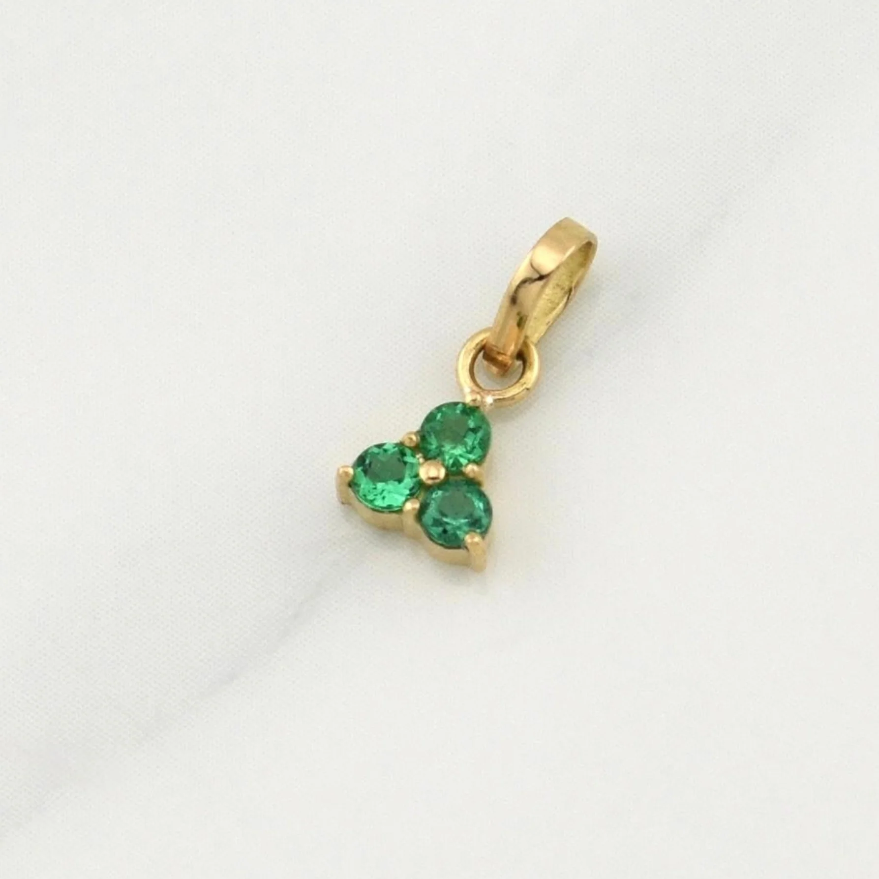 Dije Flor Esmeraldas 0.11pts 0.3g / 1/2 in Oro Amarillo 18K - Image 2