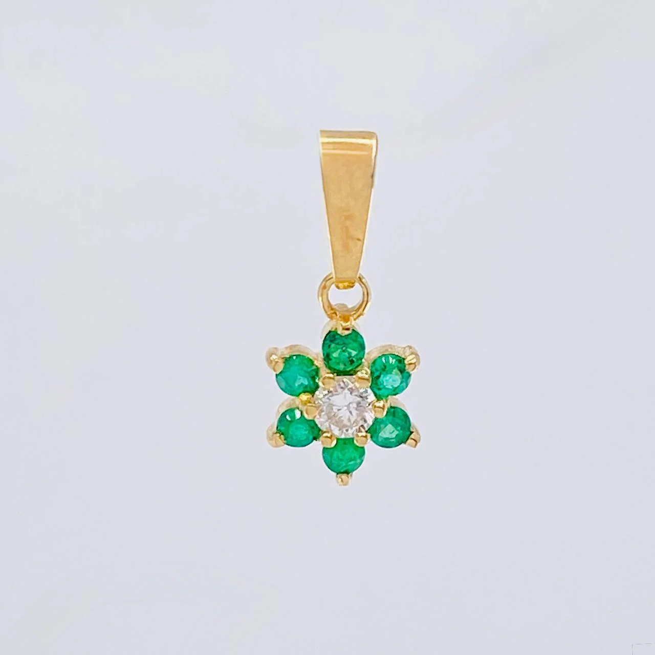 Dije Flor Esmeraldas 9Pts Diamante 9Pts 0.85 g / 1/2 in Oro Amarillo 18K - Image 2