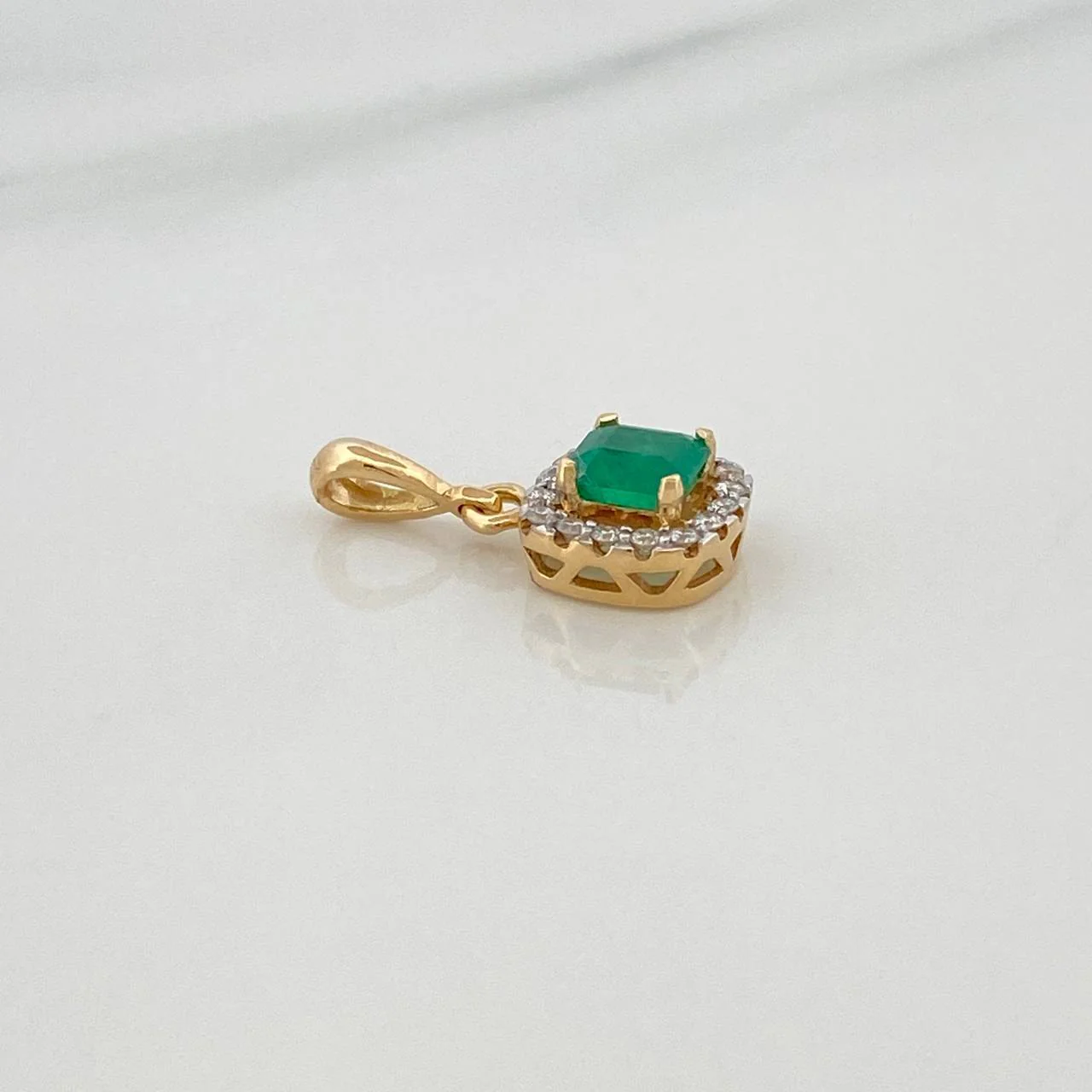 Dije Halo Cuadrado Esmeralda 46Pts 16 Diamantes 11Pts 1.2 g / 3/4 in  Dos Oros Amarillo Blanco 18K - Image 2