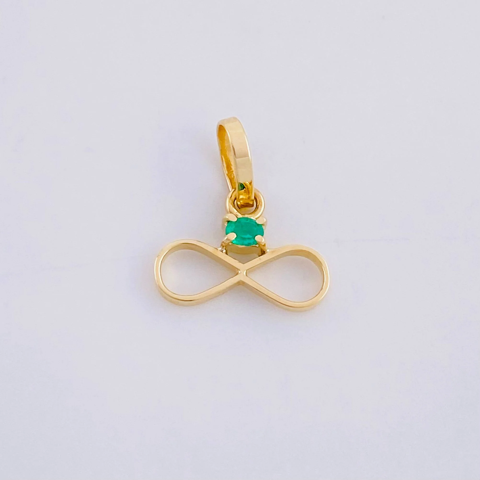 Dije Infinito Esmeralda 2pts 0.3g / 1/2 in Oro Amarillo 18K