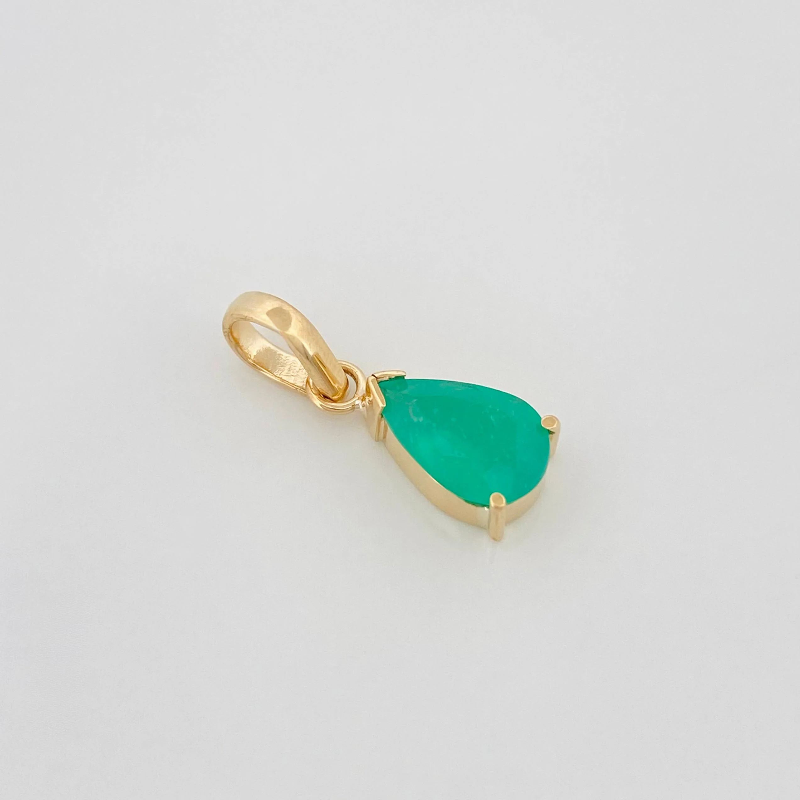 Dije Lagrima Esmeralda 82Pts 0.9 g / 1/2 in Oro Amarillo 18K - Image 2
