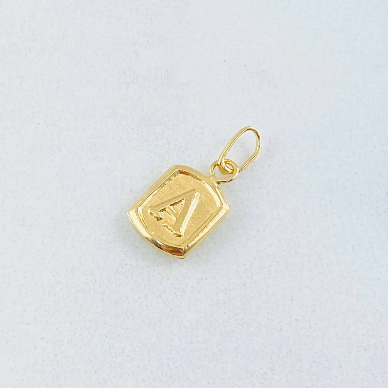 Dije Letra A 0.35 g / 1/2 in Oro Amarillo 18K - Image 2