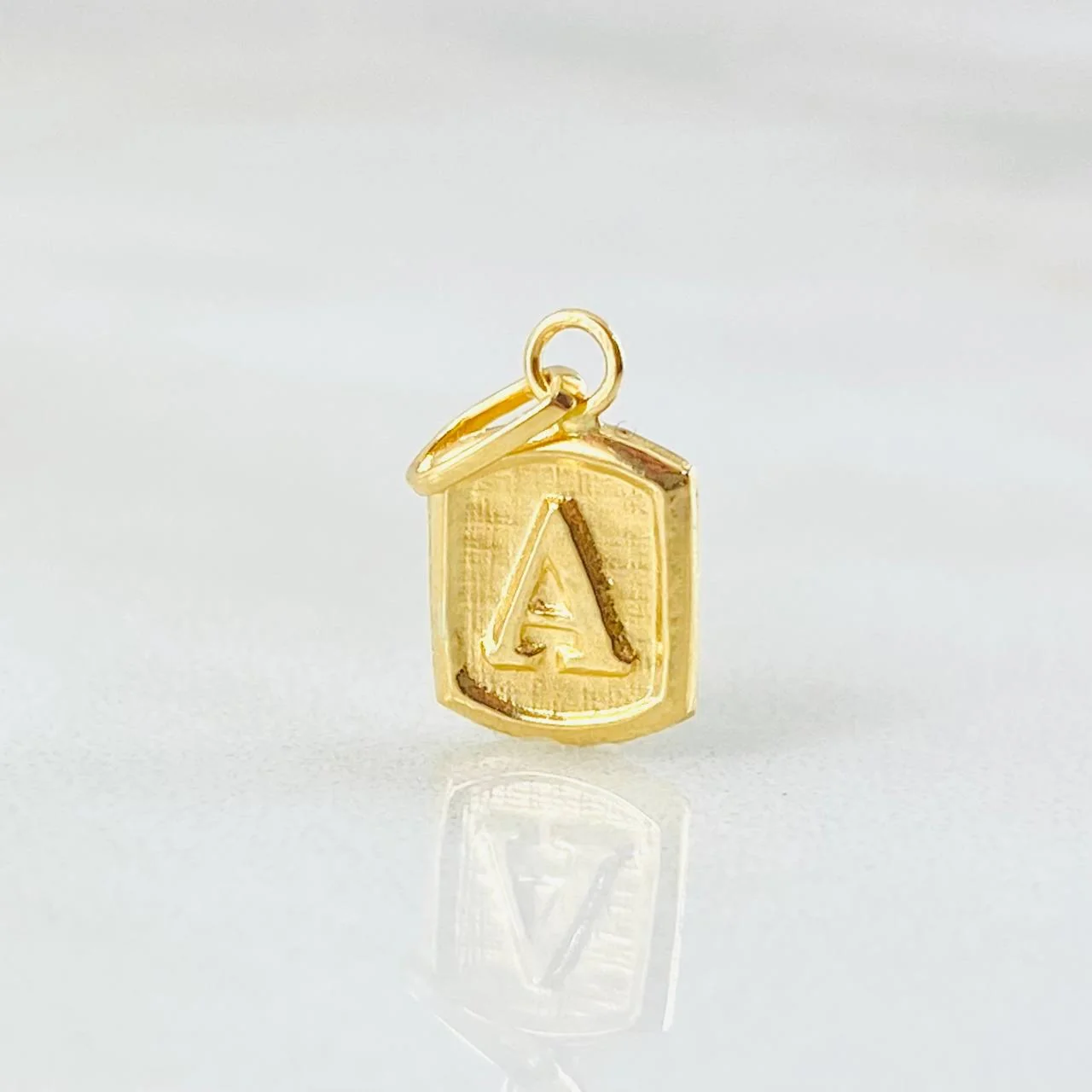 Dije Letra A Marco Texturizado 0.35gr / 1/2 in / Oro Amarillo 18K *