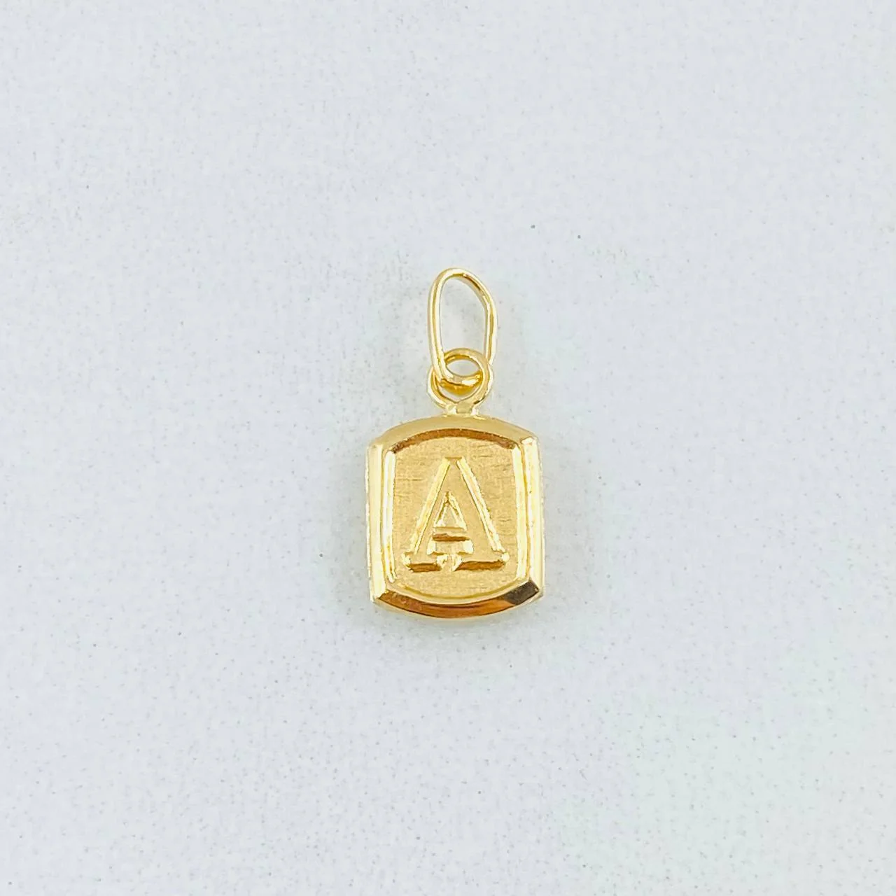 Dije Letra A Marco Texturizado 0.35gr / 1/2 in / Oro Amarillo 18K * - Image 2
