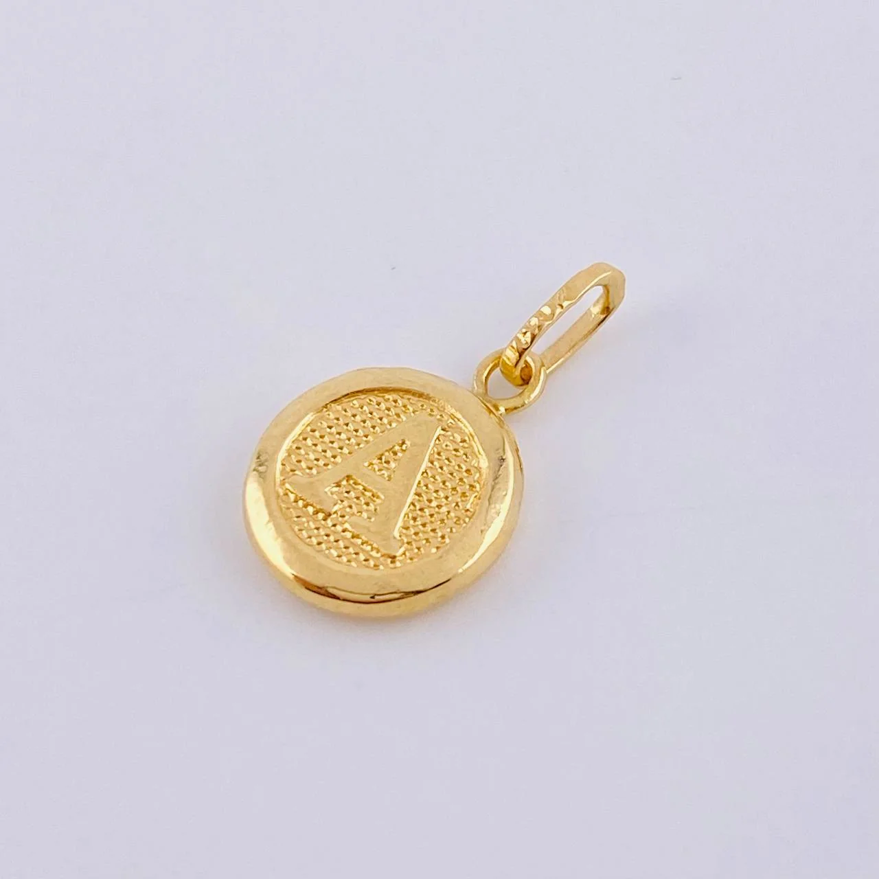 Dije Letra A 0.4 g / 3/4 in Oro Amarillo 18K - Image 2